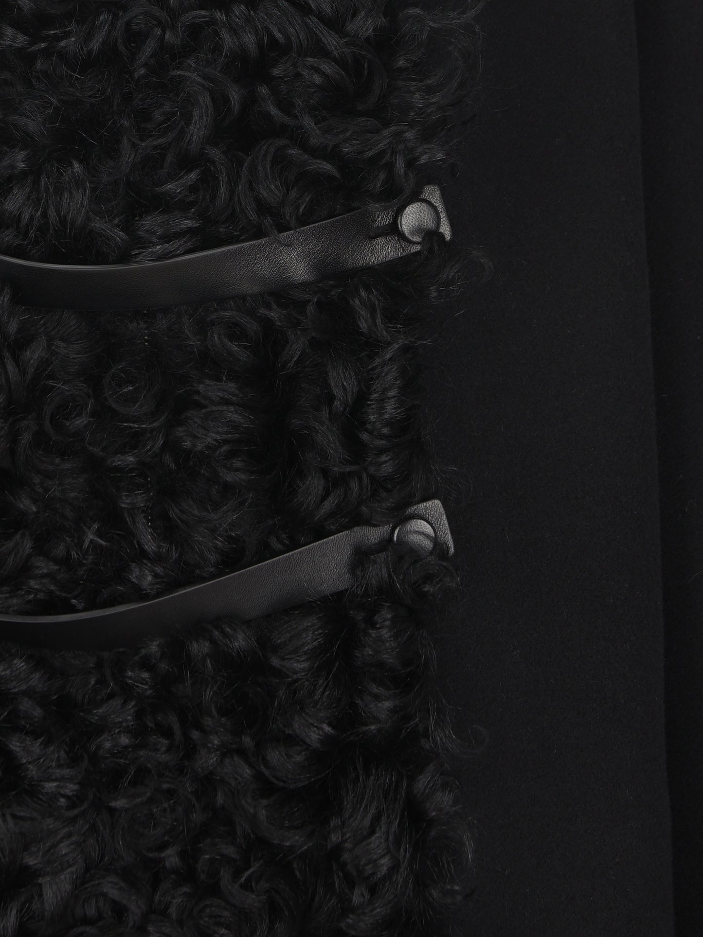 Cappotto realizzato in lana e montone. FF6214 B1H1F0QA1 FENDI 