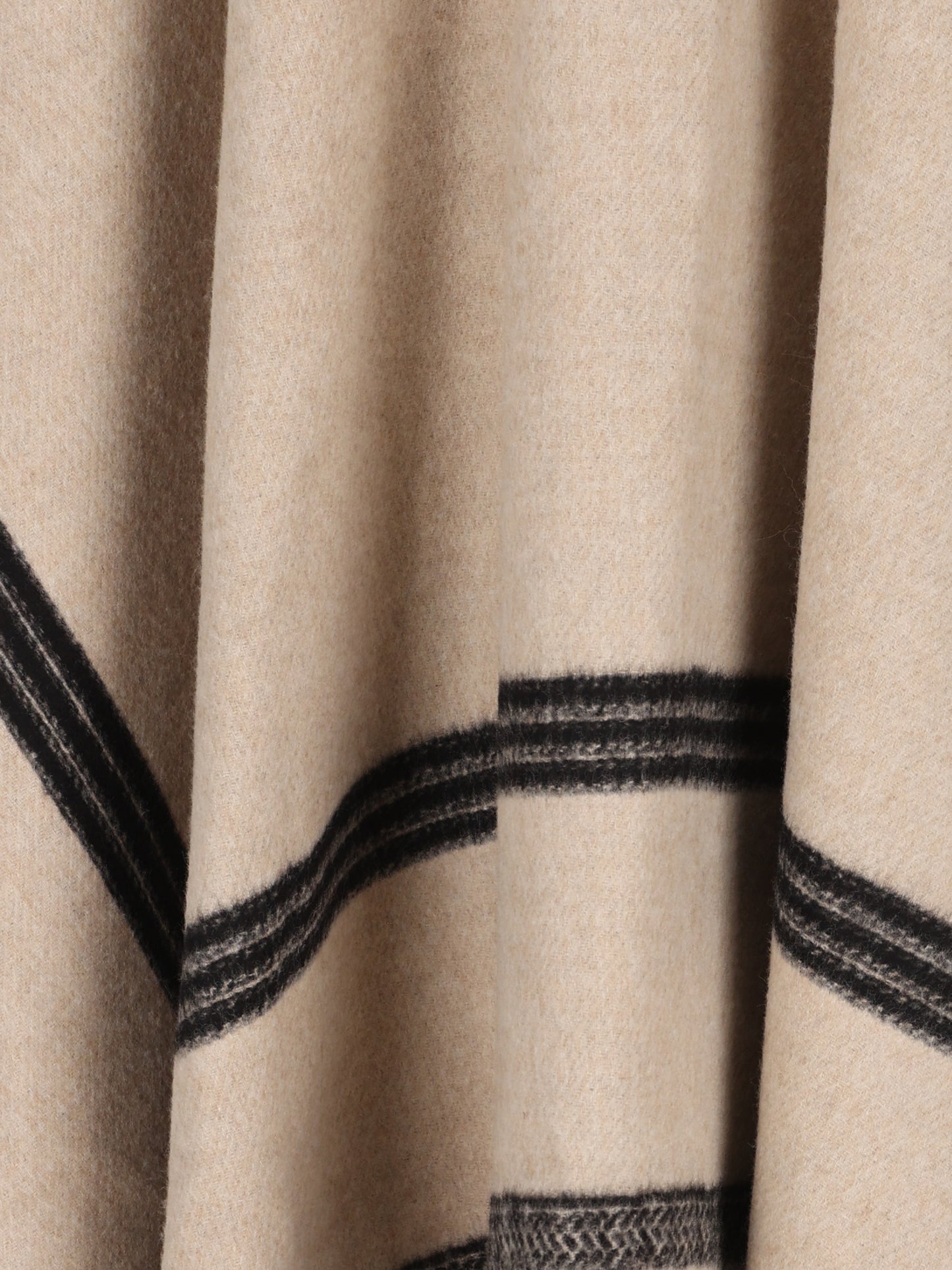 Poncho dal volume ampio ed avvolgente con motivo Selleria. FXX040 B1VVF1Y7Q FENDI 