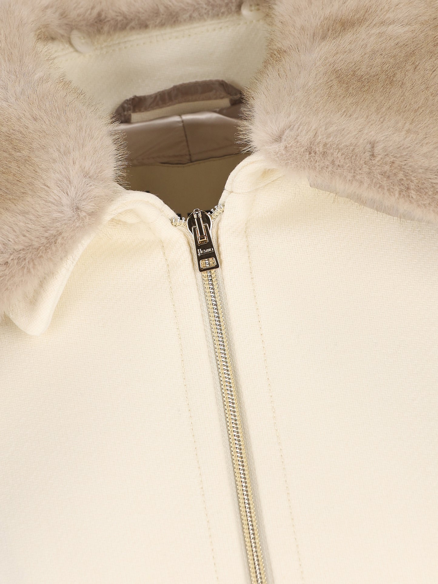 Cappotto realizzato in lana vergine e poliammide. CA000643D 333441000 HERNO 