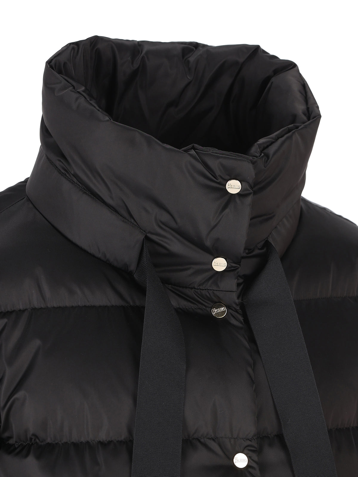 Piumino corto in raso. PI001936D 12170Z9300 HERNO 