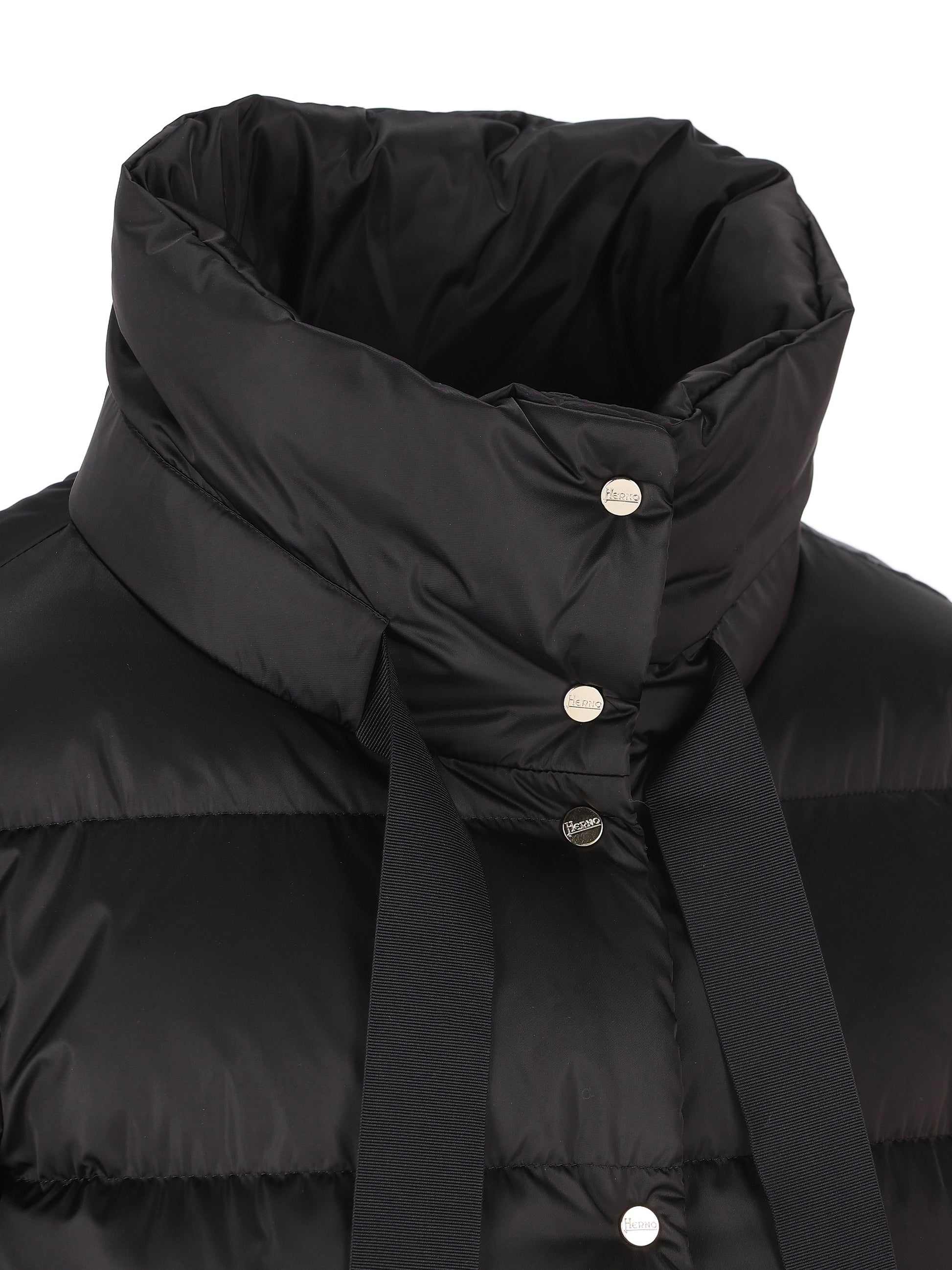Piumino corto in raso. PI001936D 12170Z9300 HERNO 