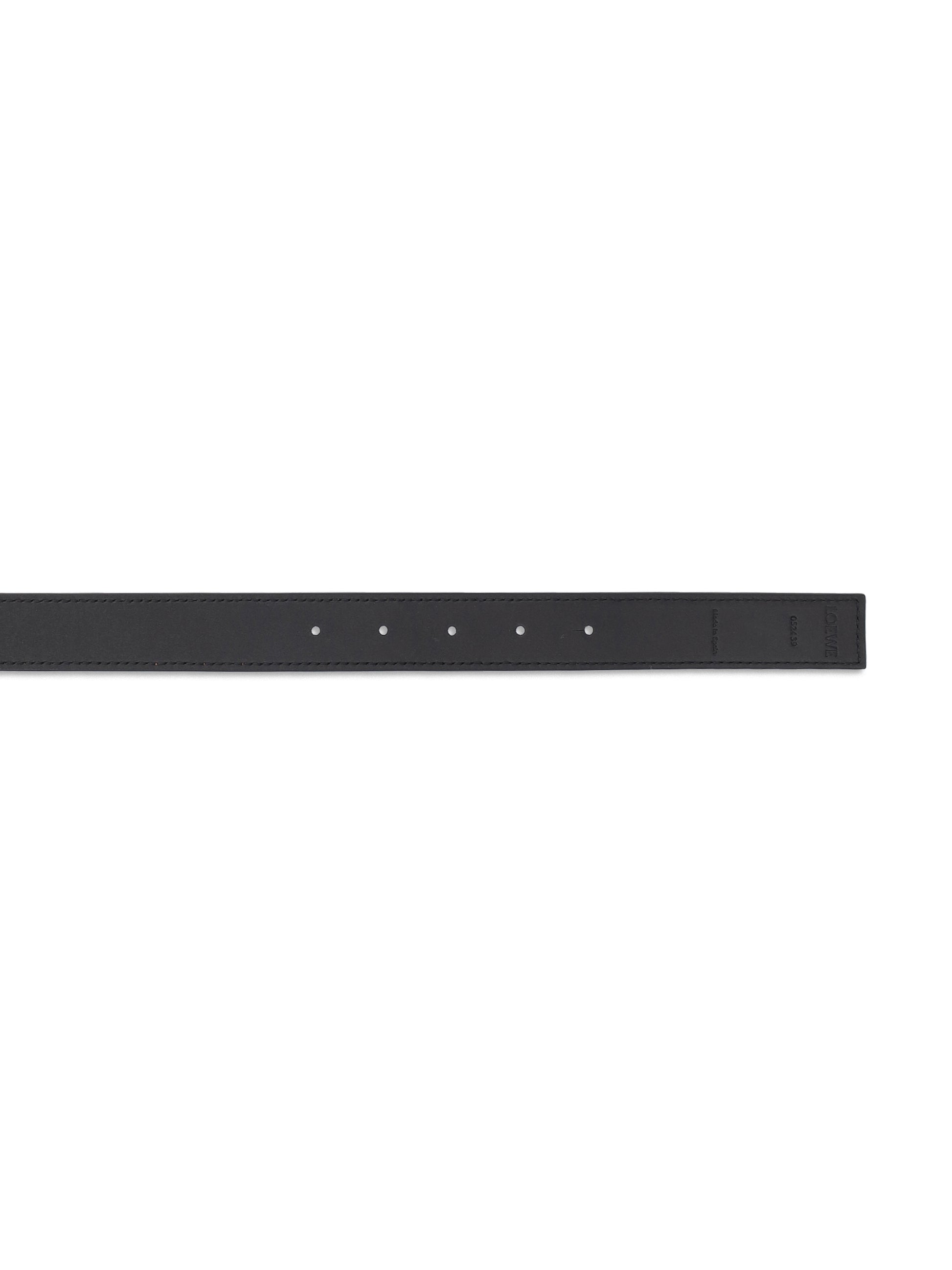 Cintura realizzata in pelle di vitello. E821Z26X03 2544 LOEWE 