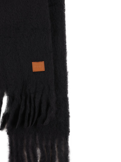 Sciarpa realizzata in mohair e lana. FSA6SS1X05 1100 LOEWE 