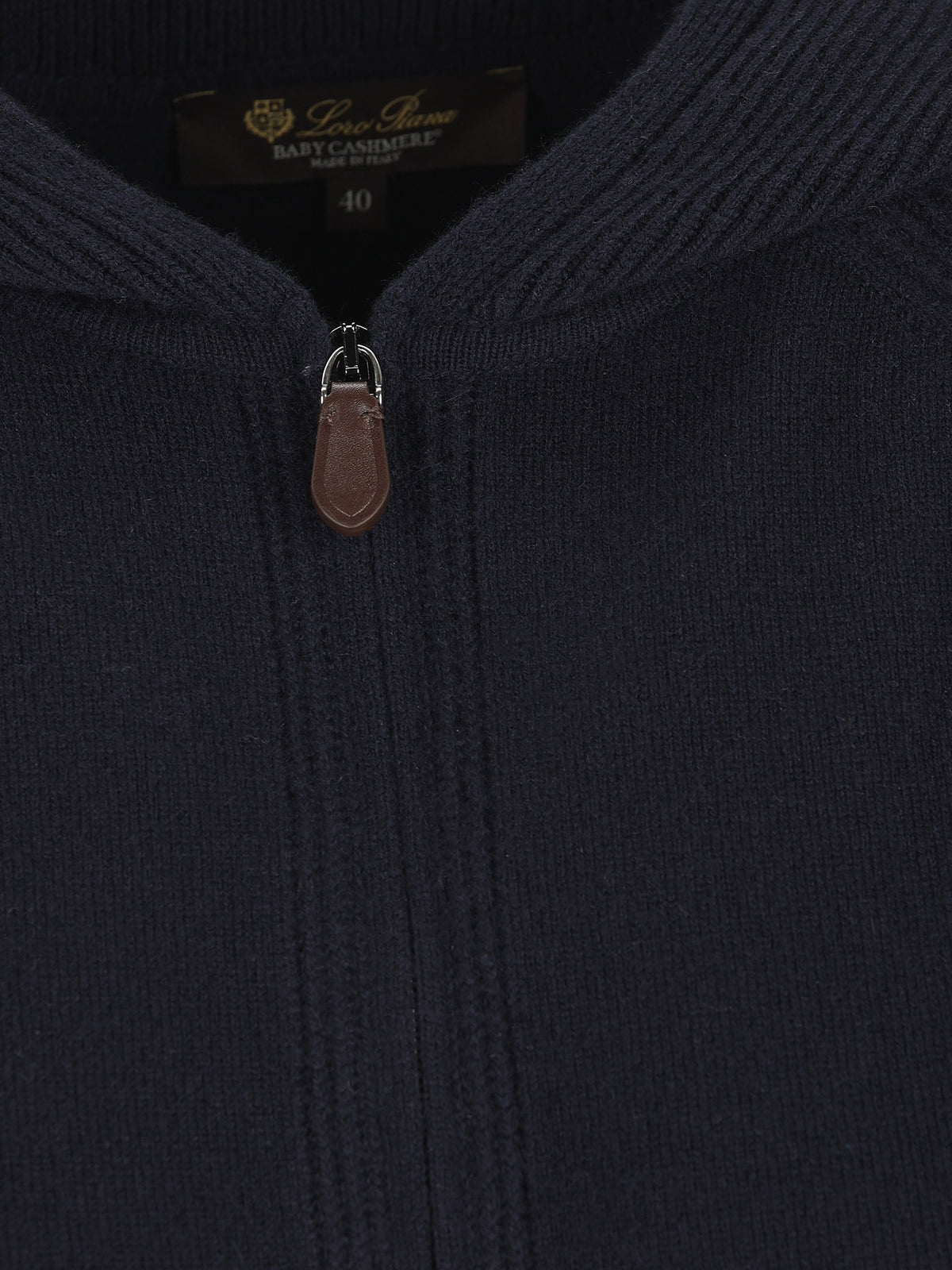 Maglia realizzata in baby cashmere. FAP0176 W000 LORO PIANA 