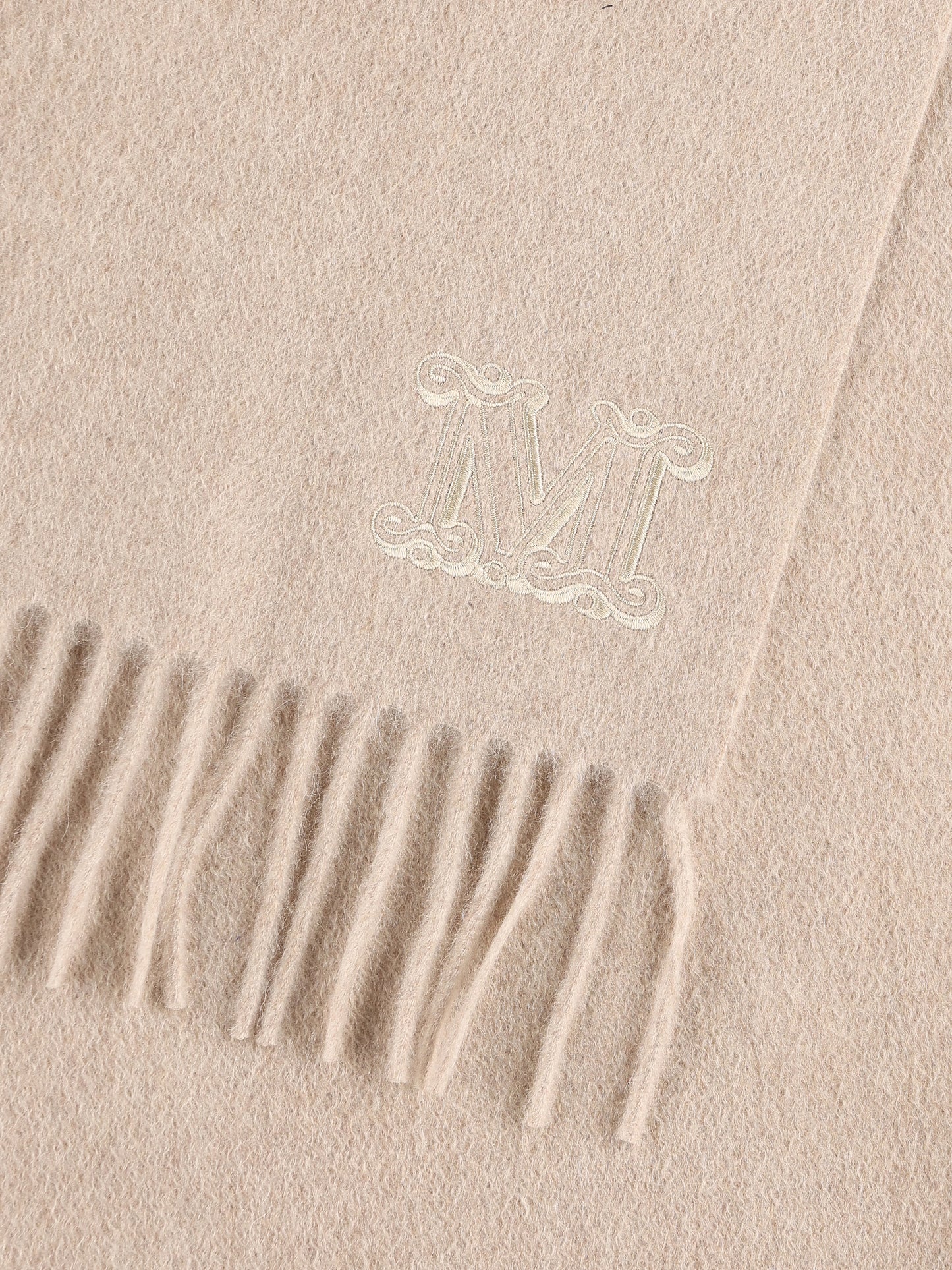 Stola realizzata in cashmere. 2624546311600 003 MAX MARA 