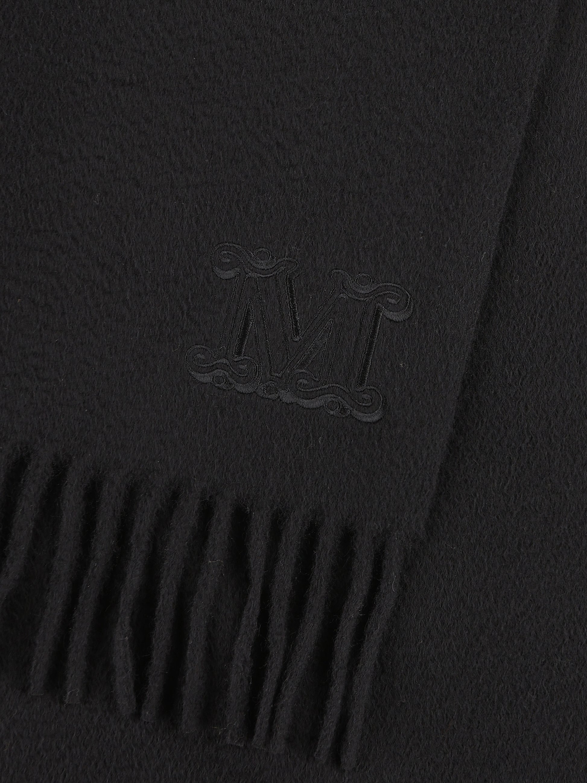 Stola realizzata in cashmere. 2624546311600 008 MAX MARA 
