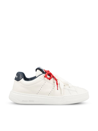Sneakers realizzate in pelle di vitello. 5E387E 3L48F0BJO MIU MIU 