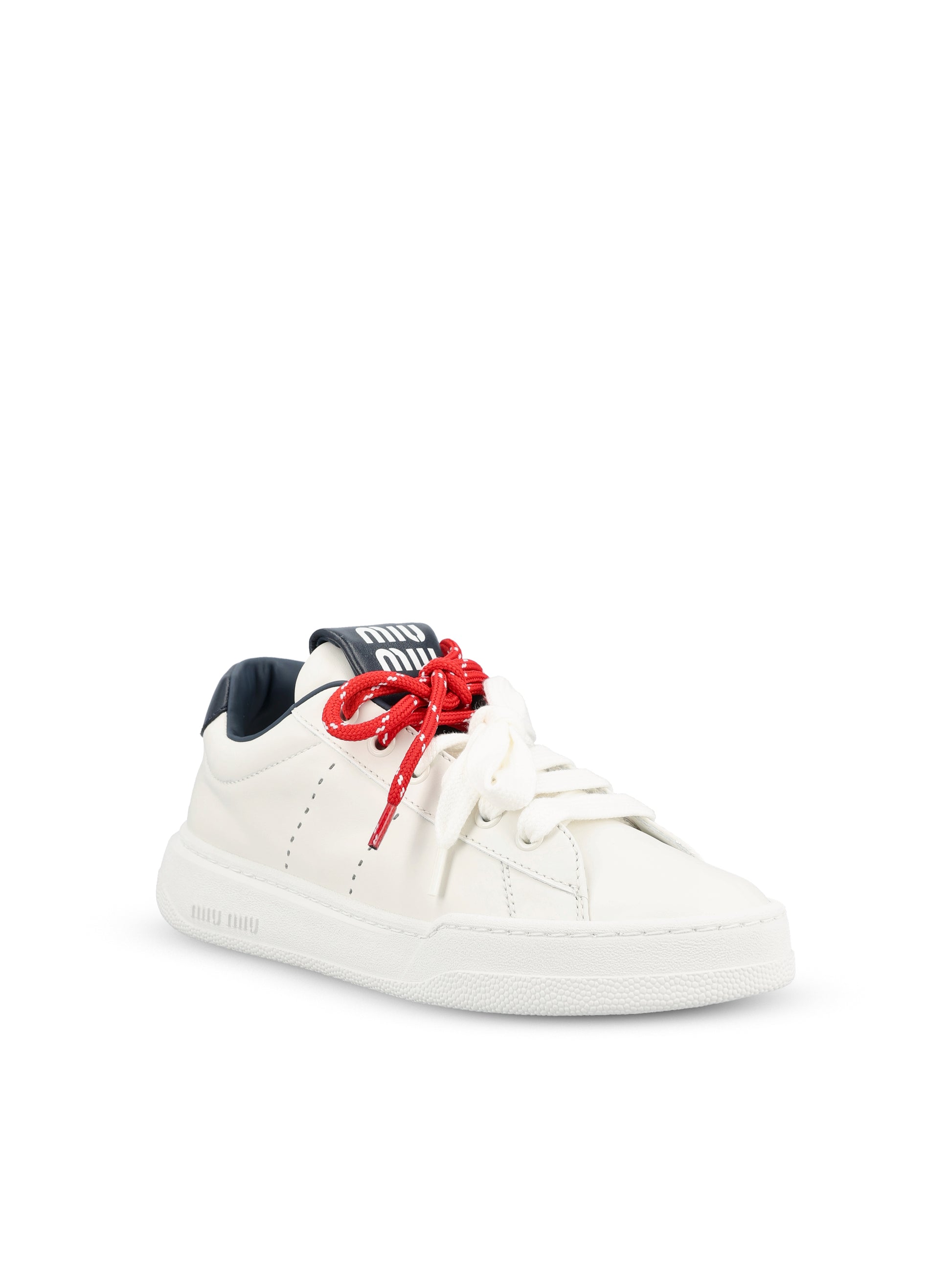 Sneakers realizzate in pelle di vitello. 5E387E 3L48F0BJO MIU MIU 