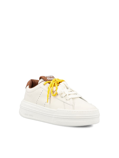 Sneakers realizzate in pelle di vitello. 5E710E 3L48F0TPR MIU MIU 