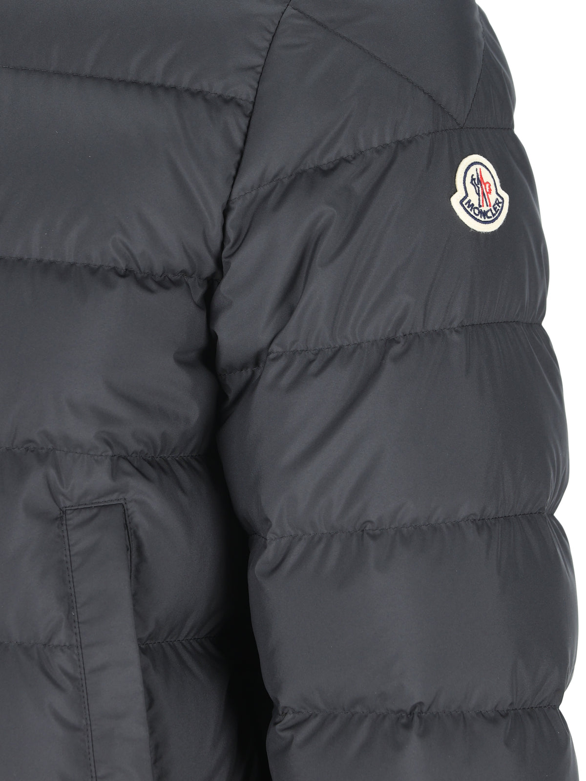 Piumino realizzato in tessuto tecnico. M1A00108 54A81999 MONCLER 