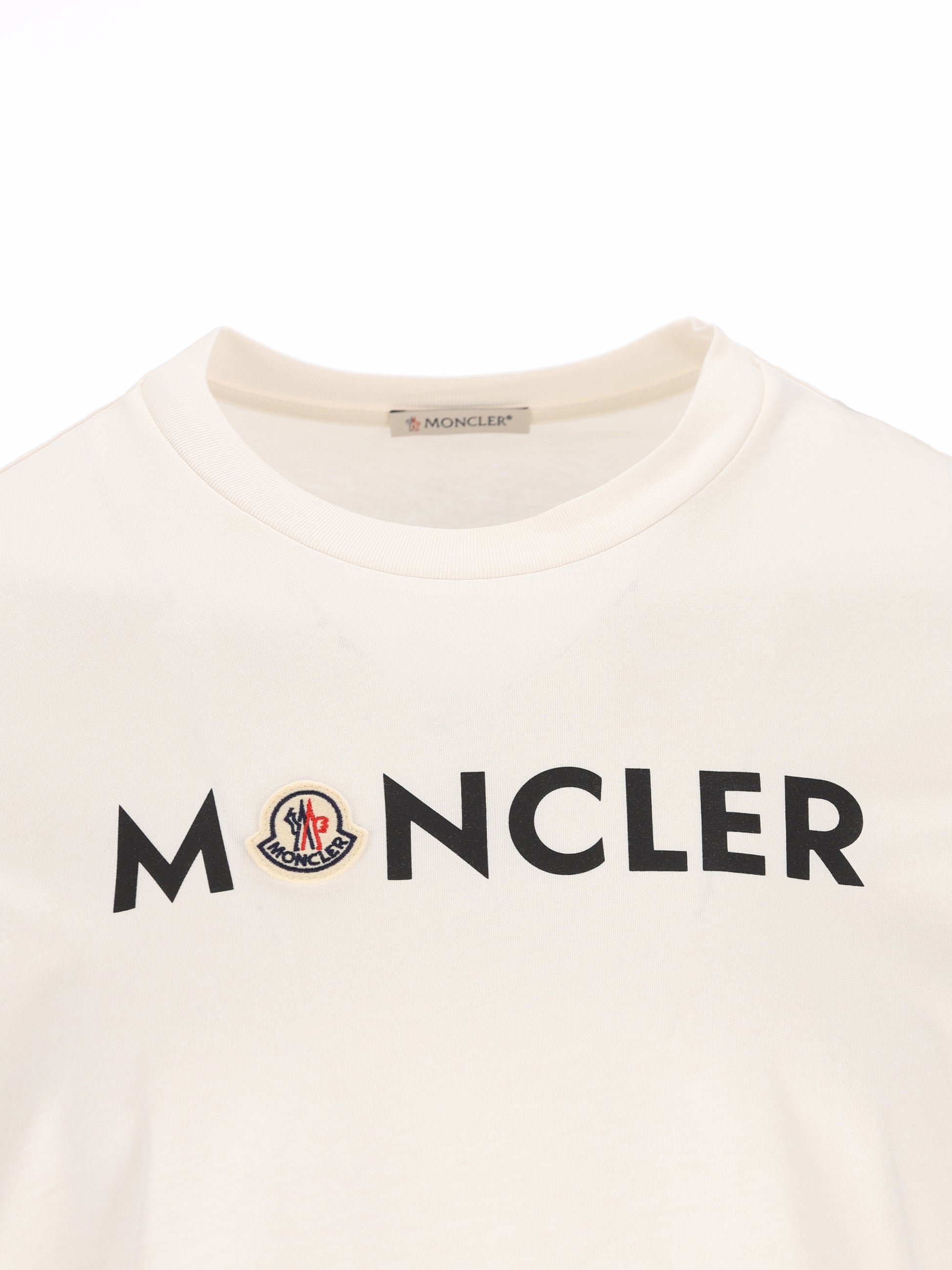 T-Shirt realizzata in cotone. M8C00051 89B8Q034 MONCLER 