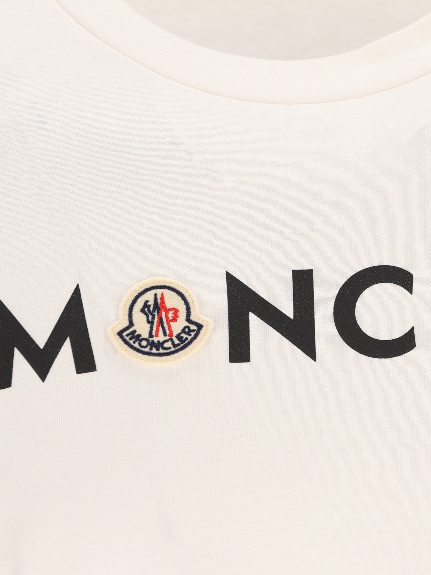 T-Shirt realizzata in cotone. M8C00051 89B8Q034 MONCLER 