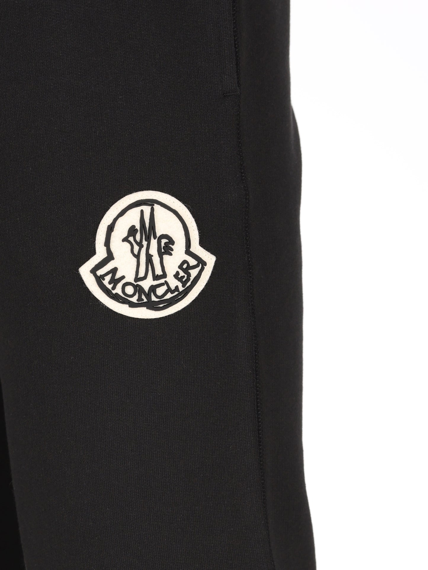 Pantaloni realizzati in cotone M8H00012 899V4999 MONCLER 