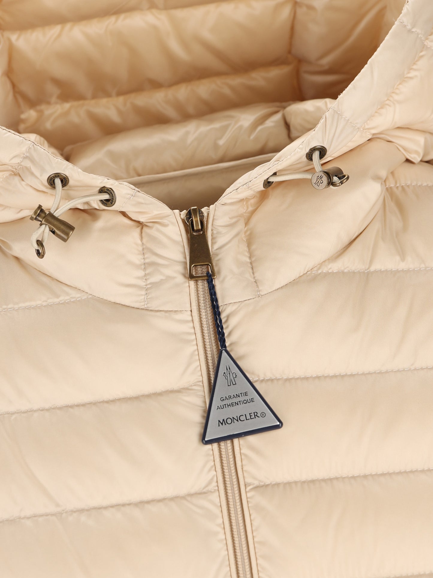 Piumino realizzato in poliammide. W1A00092 597YG21N MONCLER 