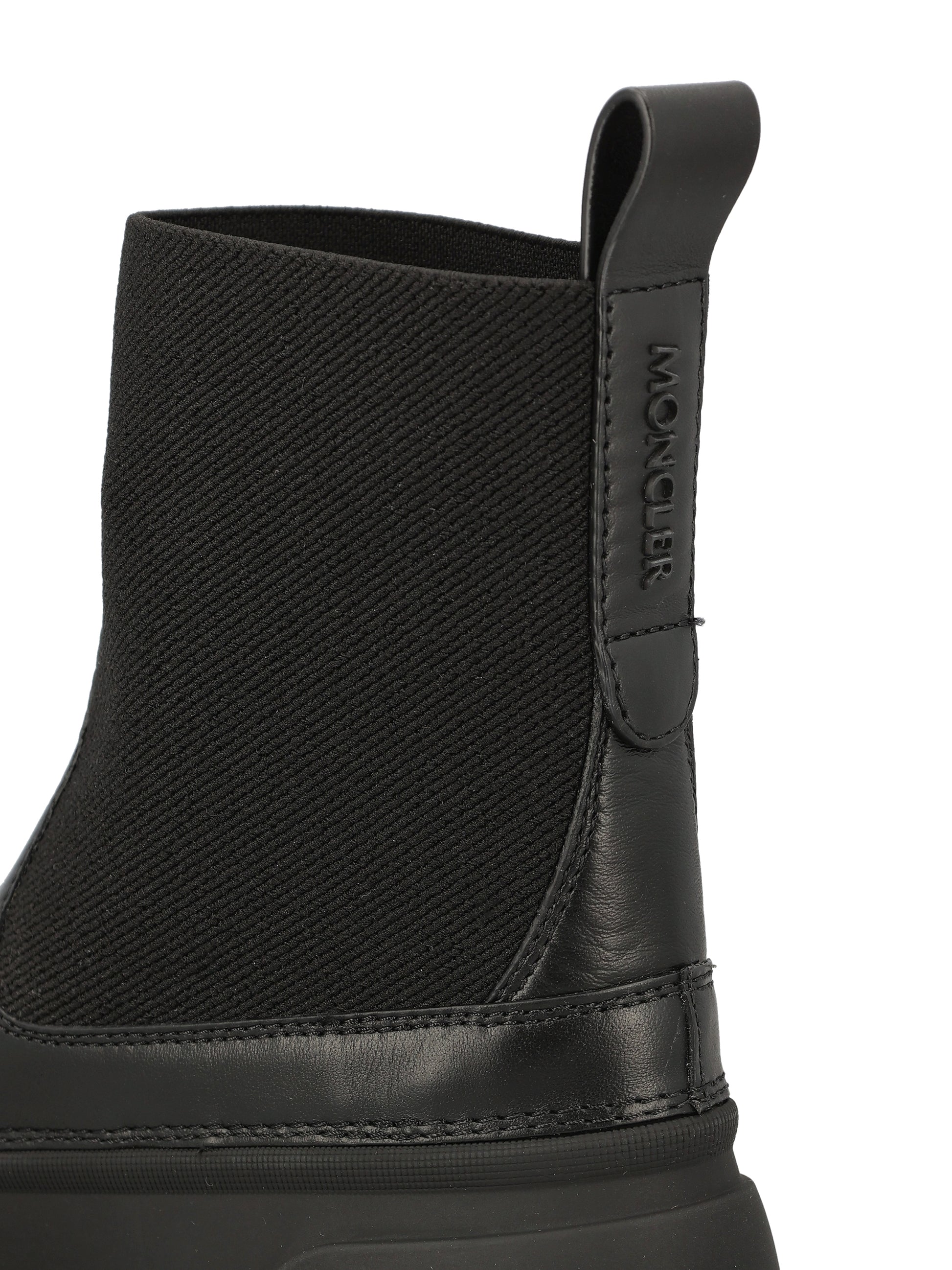 Stivaletti realizzati in pelle e gomma. W4F00030 M9918999 MONCLER 