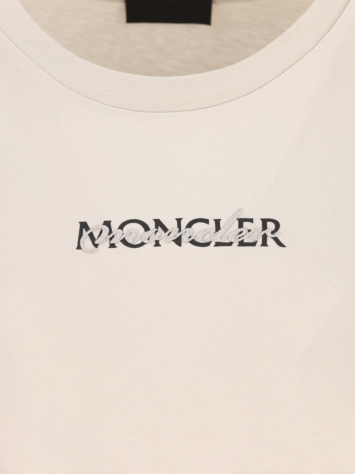 T-Shirt realizzata in cotone. W8C00012 89B8Q204 MONCLER 