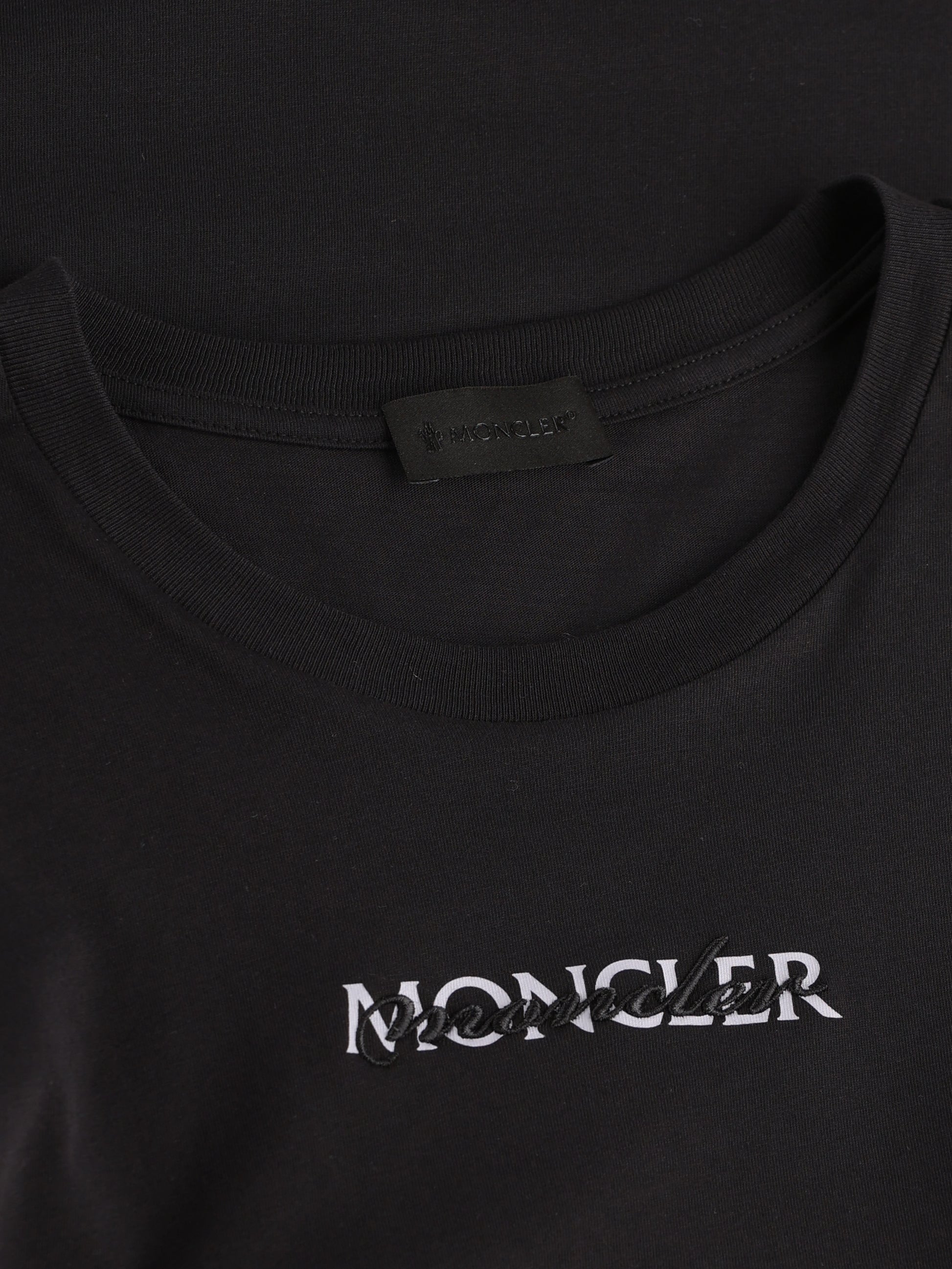 T-Shirt realizzata in cotone. W8C00012 89B8Q999 MONCLER 