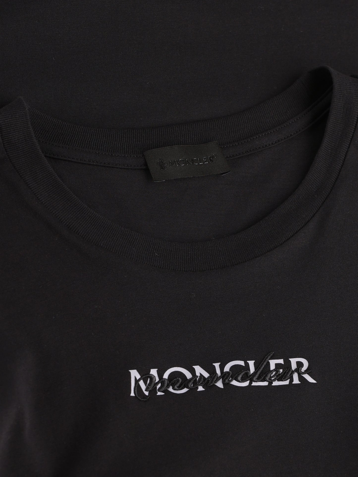 T-Shirt realizzata in cotone. W8C00012 89B8Q999 MONCLER 
