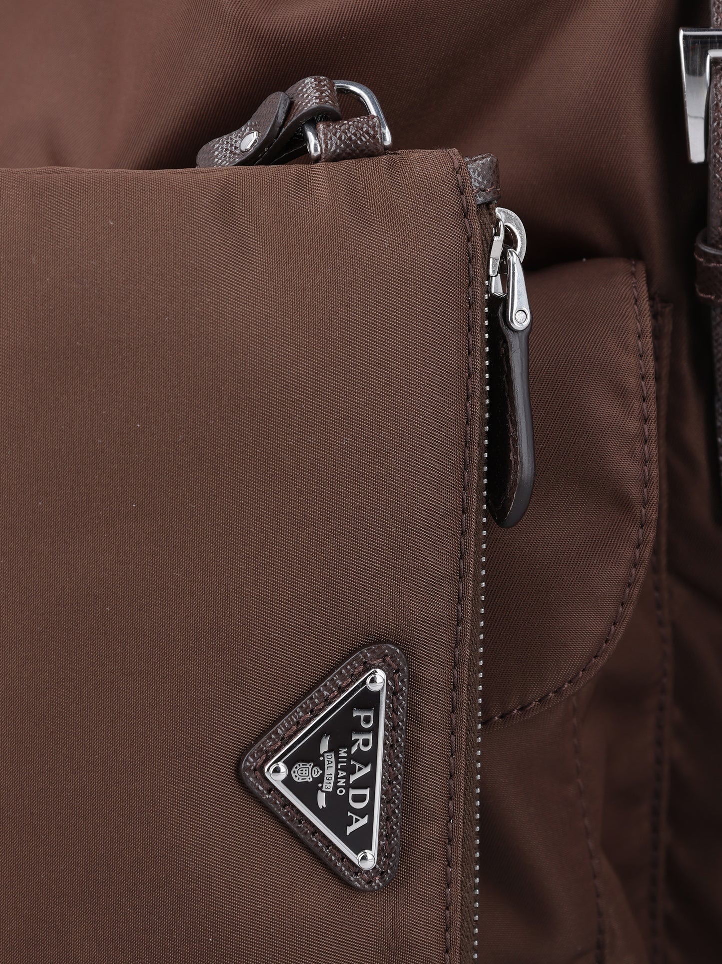 Zaino realizzato in re-nylon. 1BZ811 RV44F0038 PRADA 
