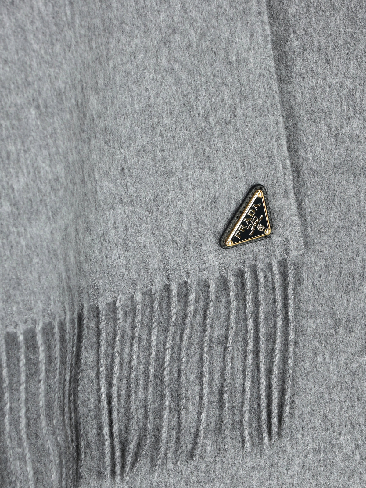 Sciarpa realizzata in seta e cashmere. 1FS065 2COPF05MC PRADA 