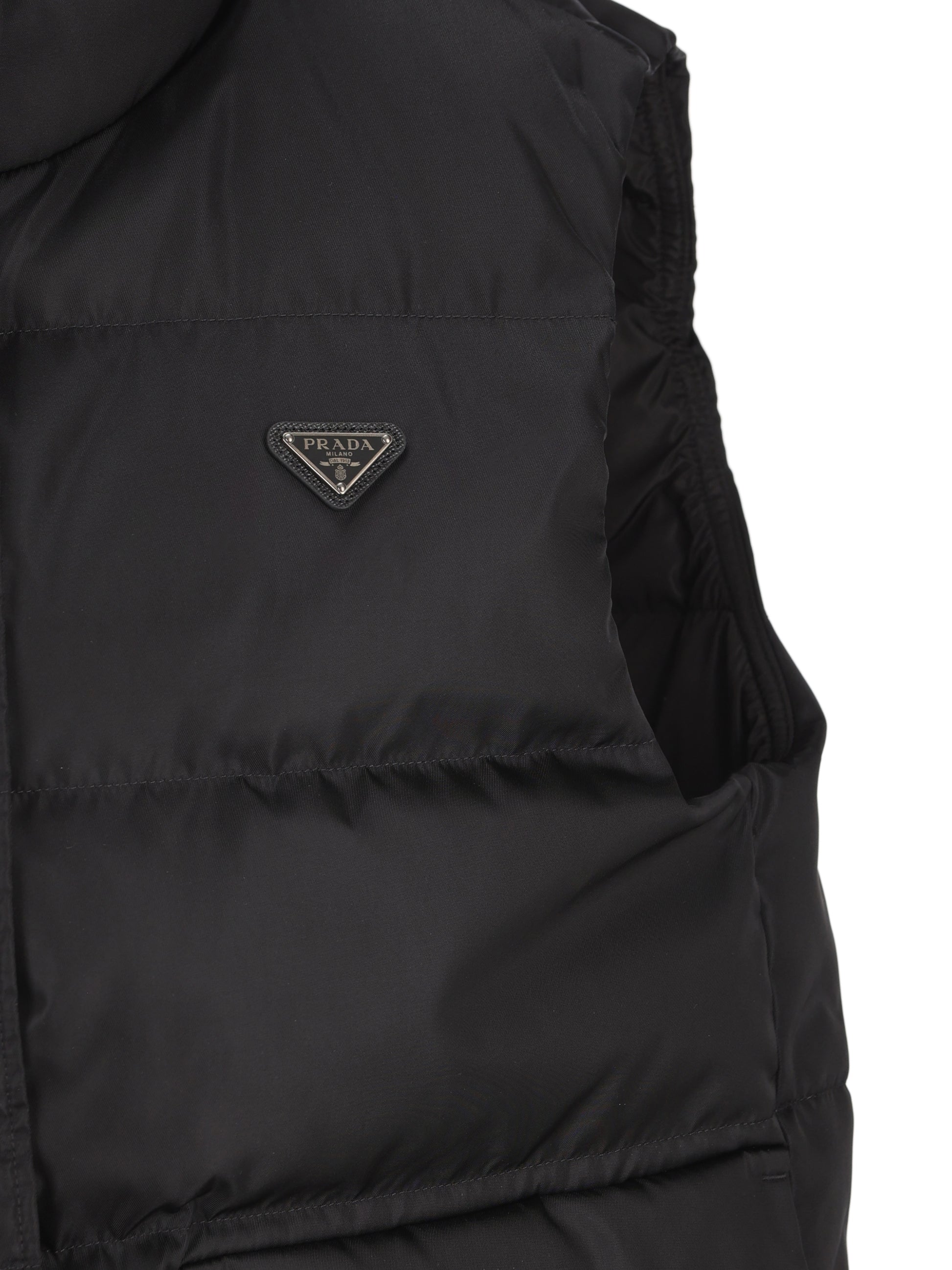 Gilet imbottito realizzato in poliammide. 292390 1WQ8F0002 PRADA 