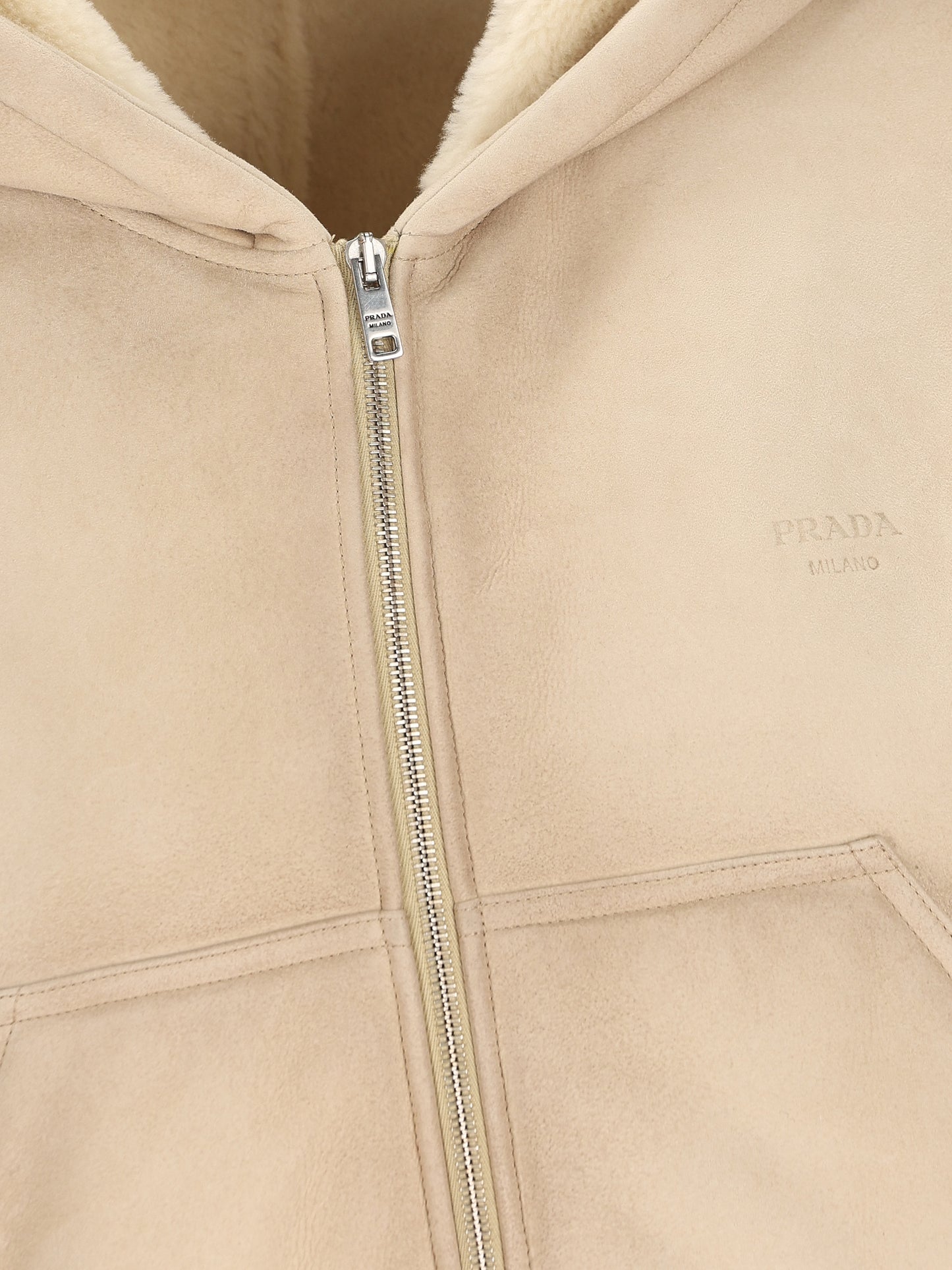Giacca realizzata in pelliccia tinta di montone. 58A302 6157F0H44 PRADA 