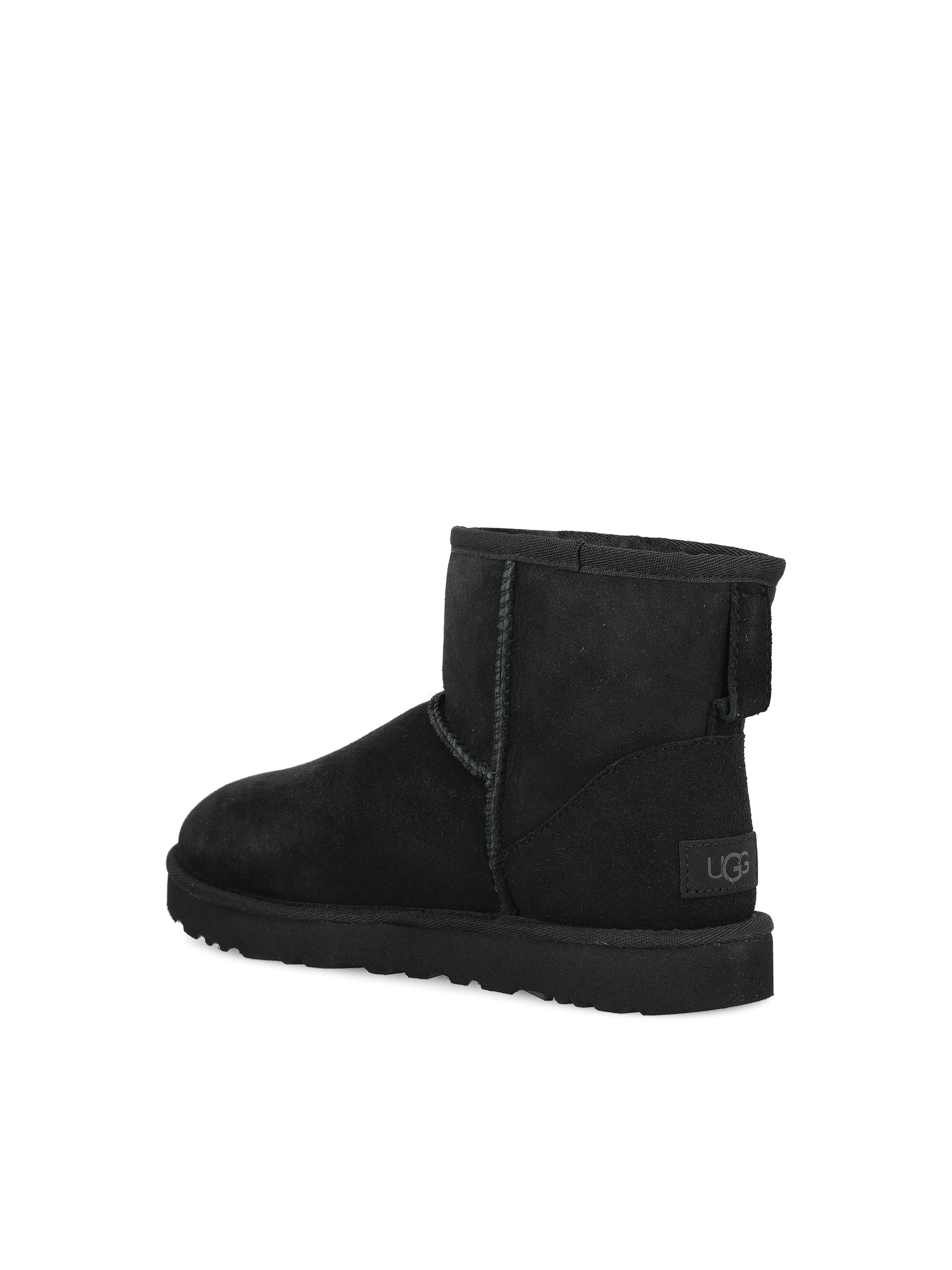 Stivali realizzati in montone e pelle. 1016222 BLK UGG 