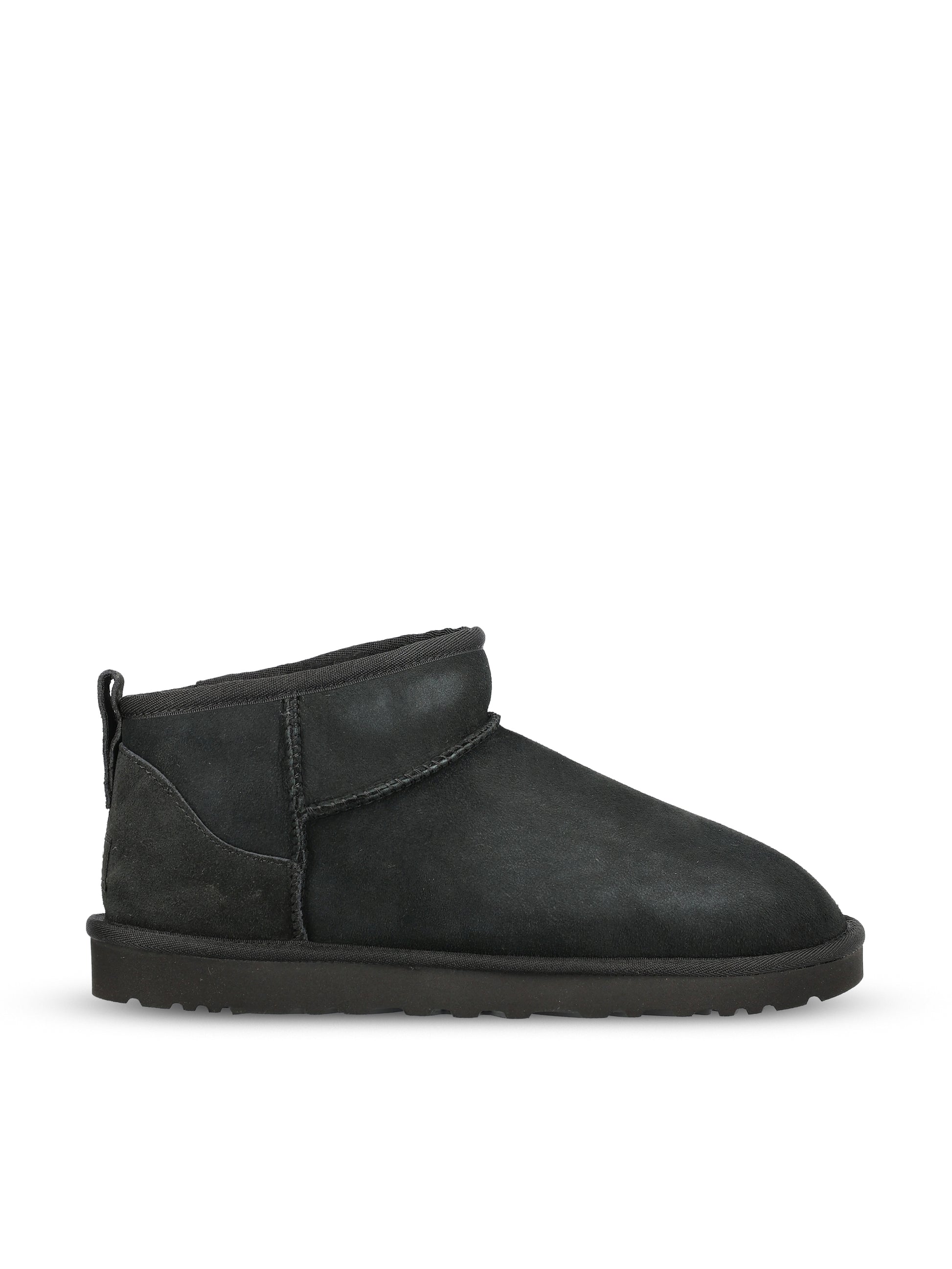 Stivali realizzati in montone. 1137391 BLK UGG 