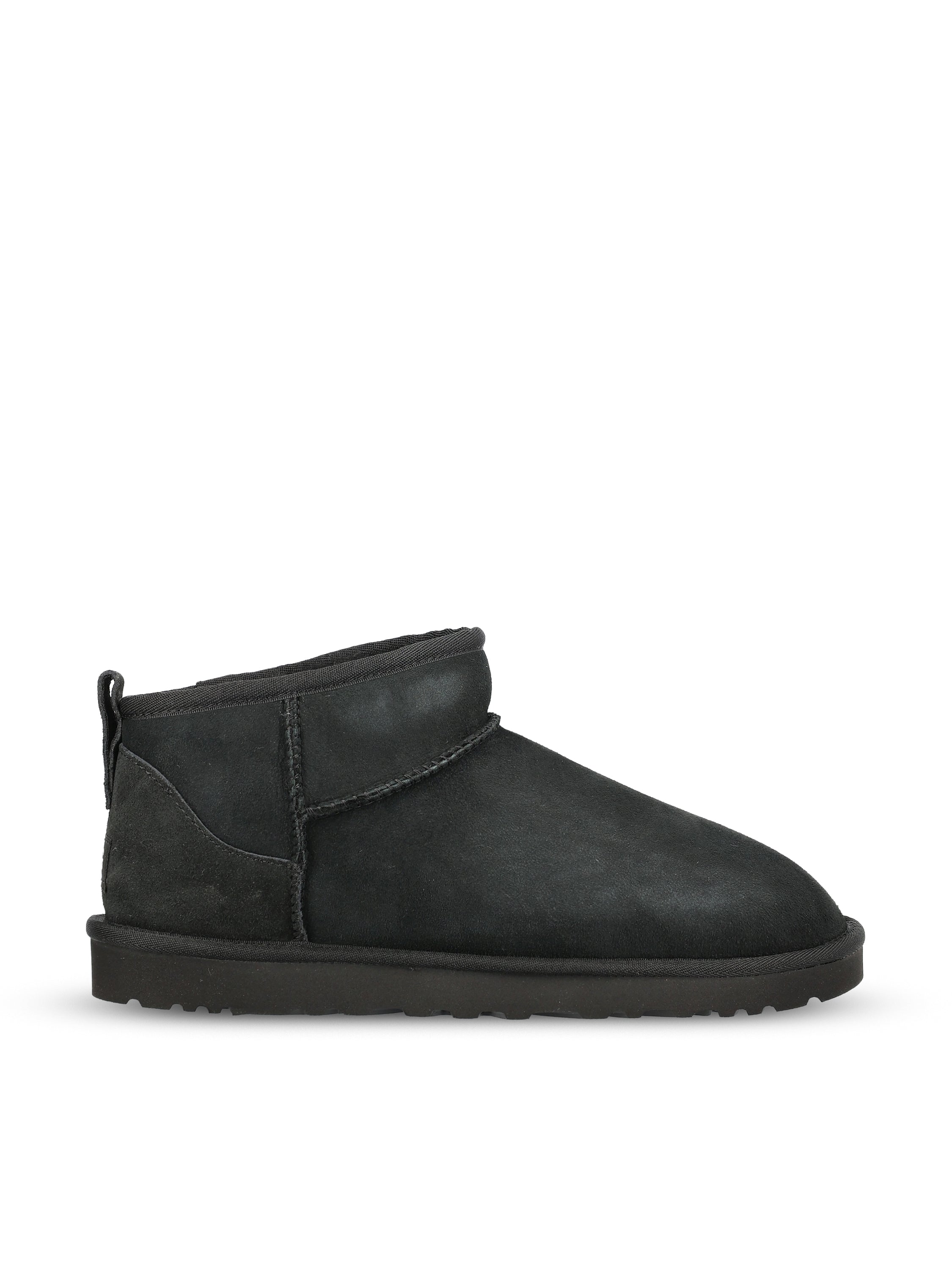 Stivali realizzati in montone. 1137391 BLK UGG 
