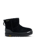 Stivali realizzati in camoscio. 1180196 BLK UGG 
