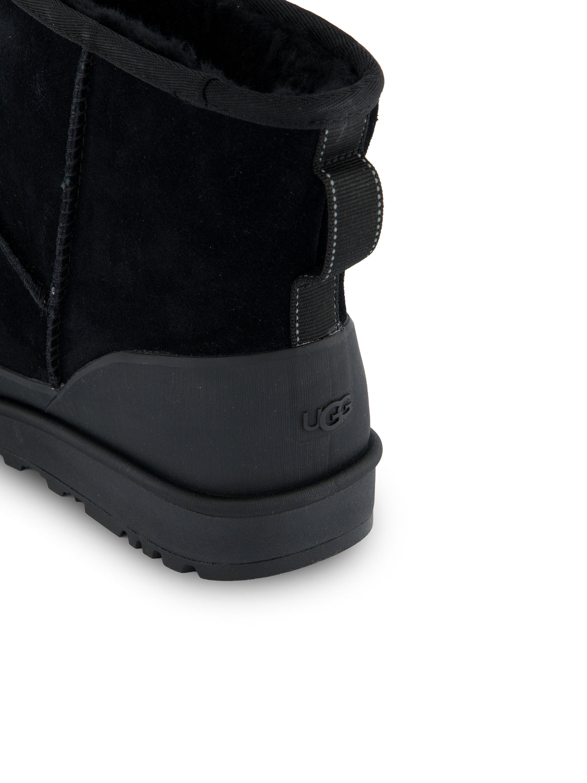 Stivali realizzati in camoscio. 1180196 BLK UGG 