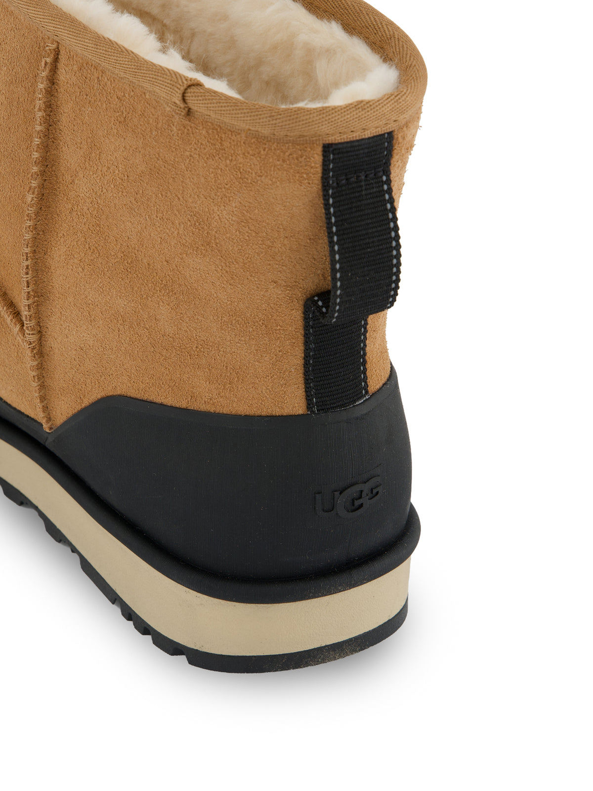 Stivali realizzati in camoscio. 1180196 CHE UGG 