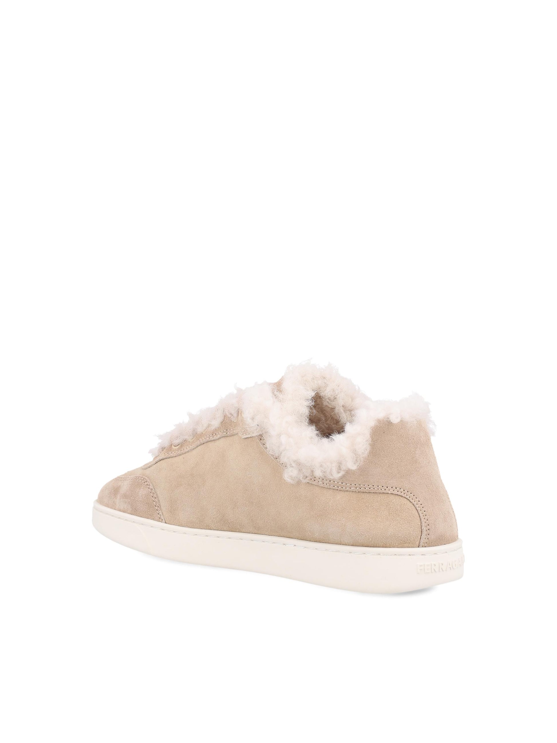 Sneakers realizzate in pelle di vitello scamosciata. 030721 788665002 SALVATORE FERRAGAMO 