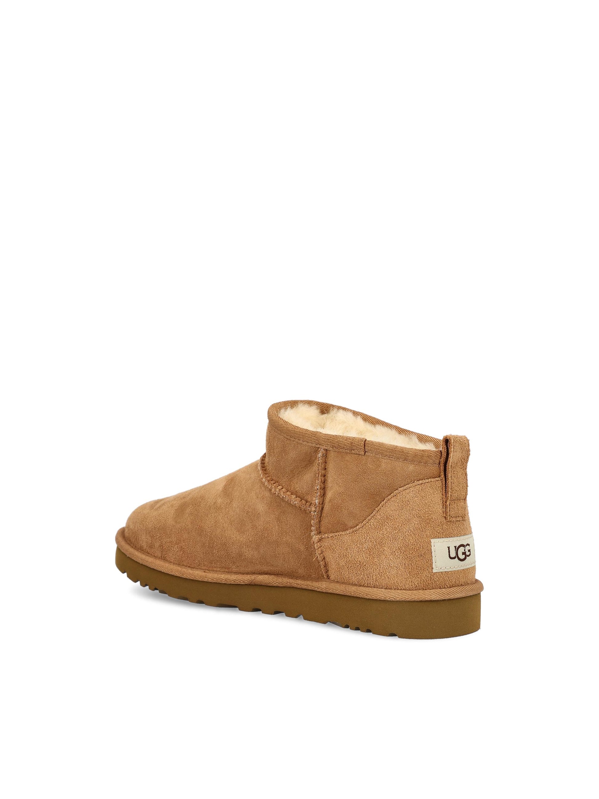 Stivali realizzati in montone. 1137391 CHE UGG 