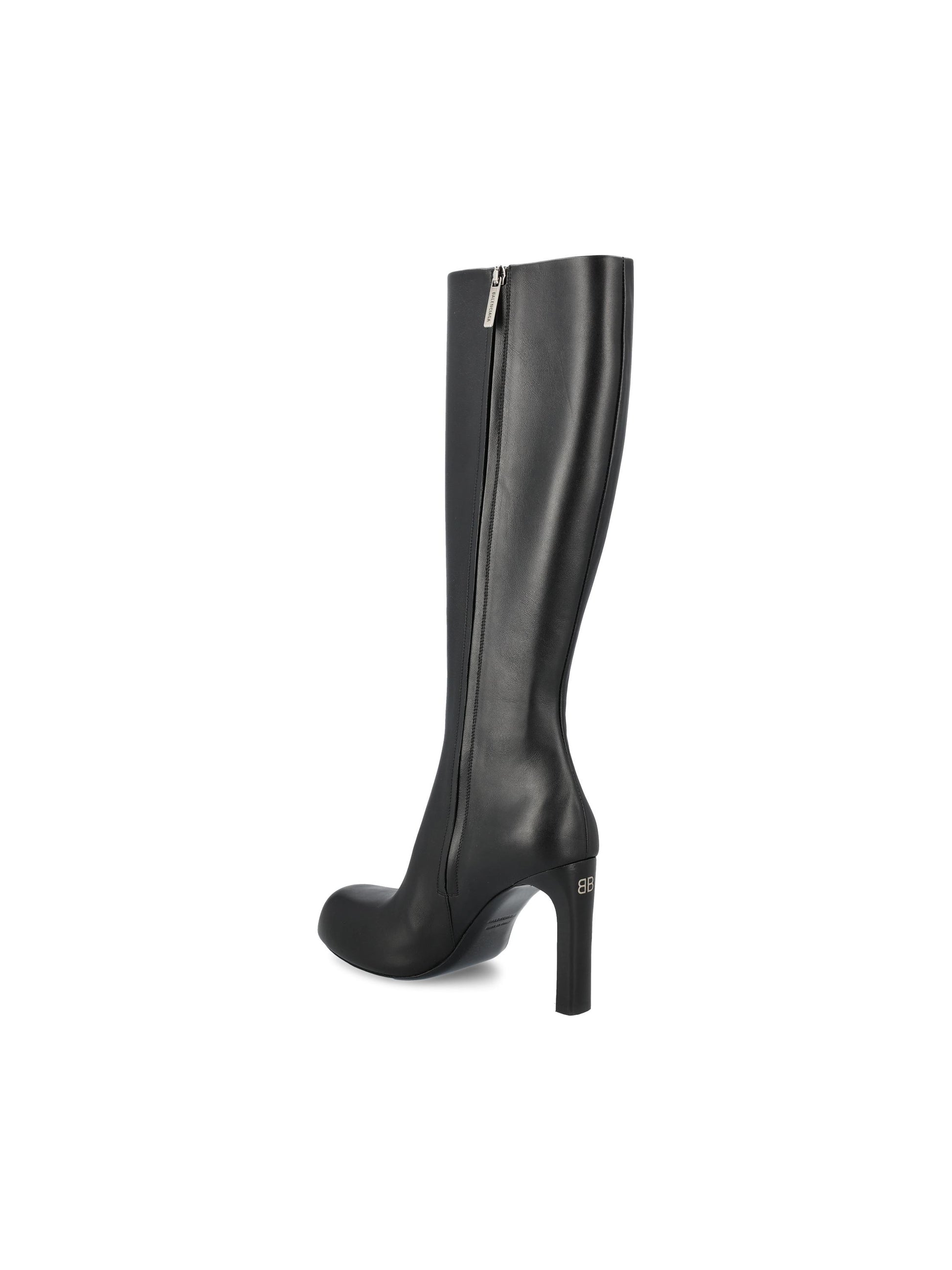 Stivale realizzato in pelle di vitello. 844899 WBDH51081 BALENCIAGA 