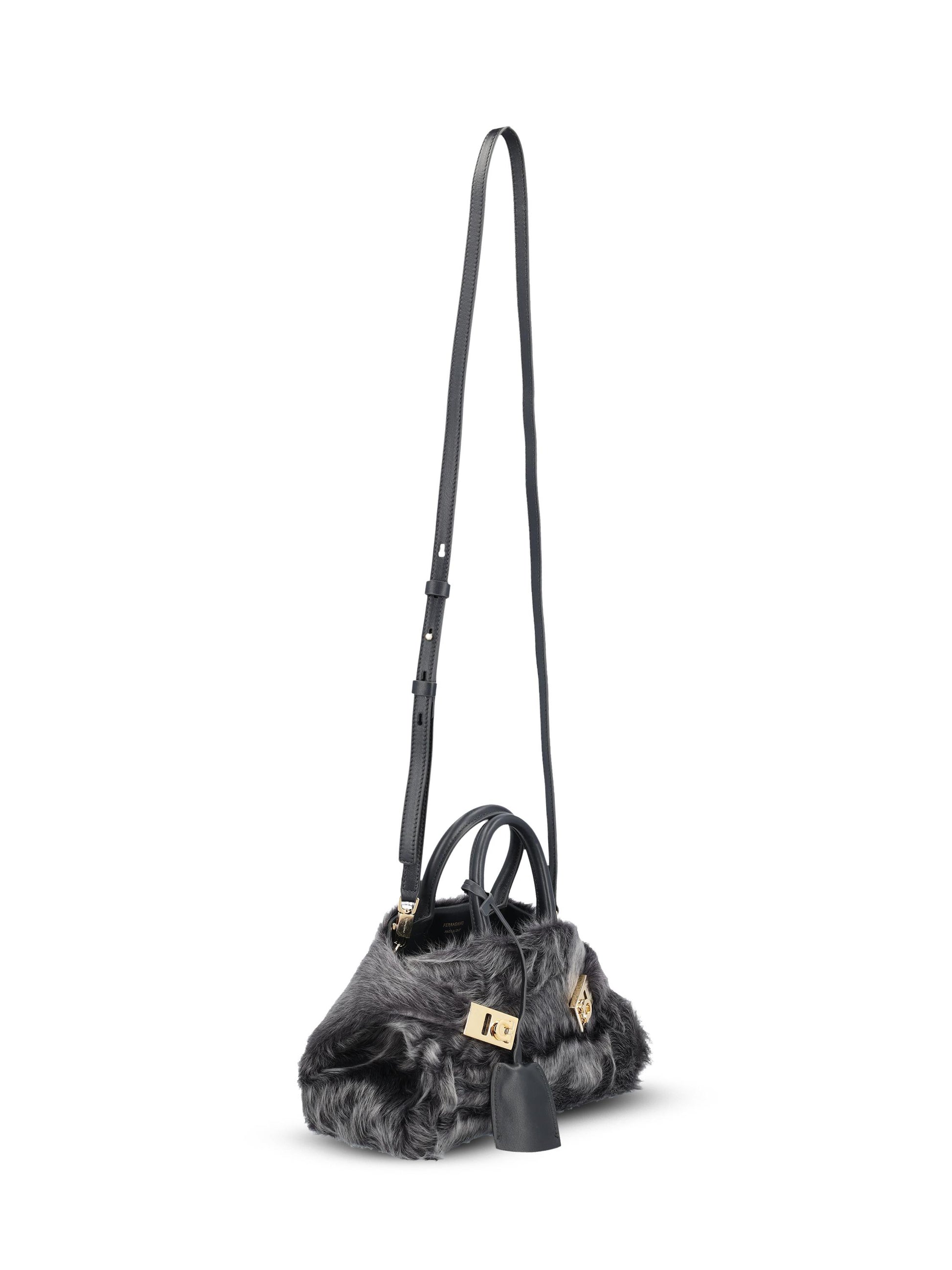 Borsa realizzata in shearling di capretto e vitello. 21A451 787979001 SALVATORE FERRAGAMO 
