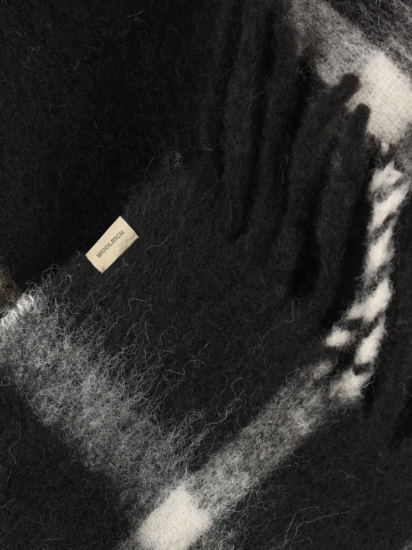 Mantella realizzata in alpaca e mohair. CFWWAC2015FRUT5146 1564 WOOLRICH 