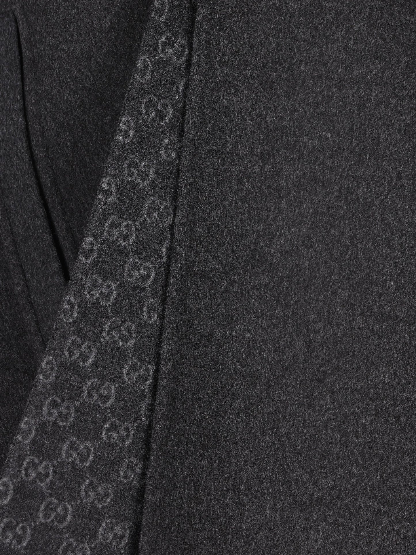 Mantella realizzata in lana e seta. 852796 ZAQW01179 GUCCI 