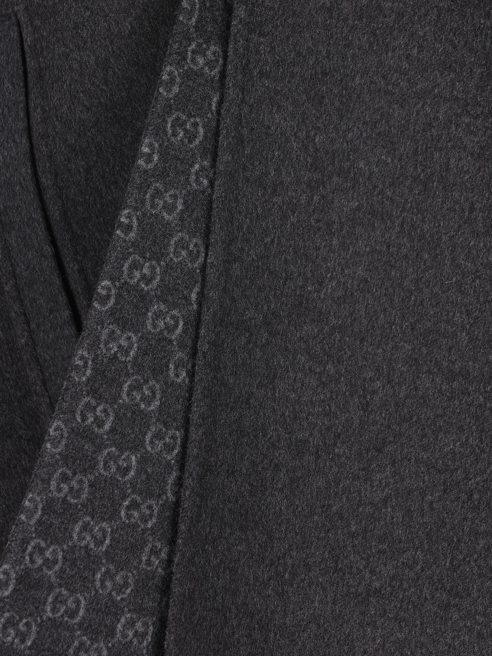 Mantella realizzata in lana e seta. 852796 ZAQW01179 GUCCI 