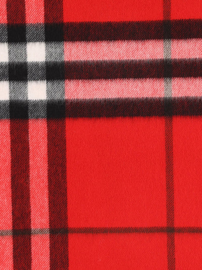 Sciarpa realizzata in cashmere. 8112640 C3383 BURBERRY 