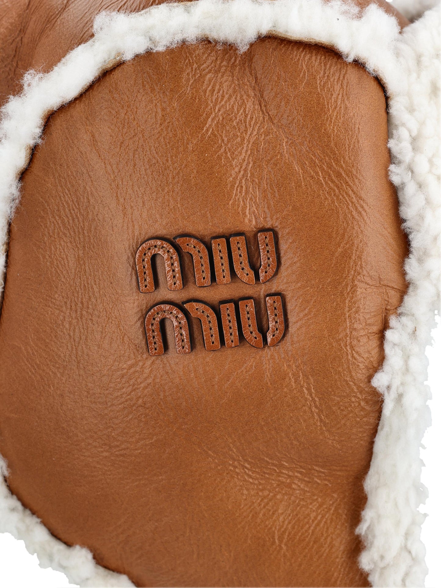 Cappello realizzato in pelle e shearling. 5HC398 2CTTF036S MIU MIU 