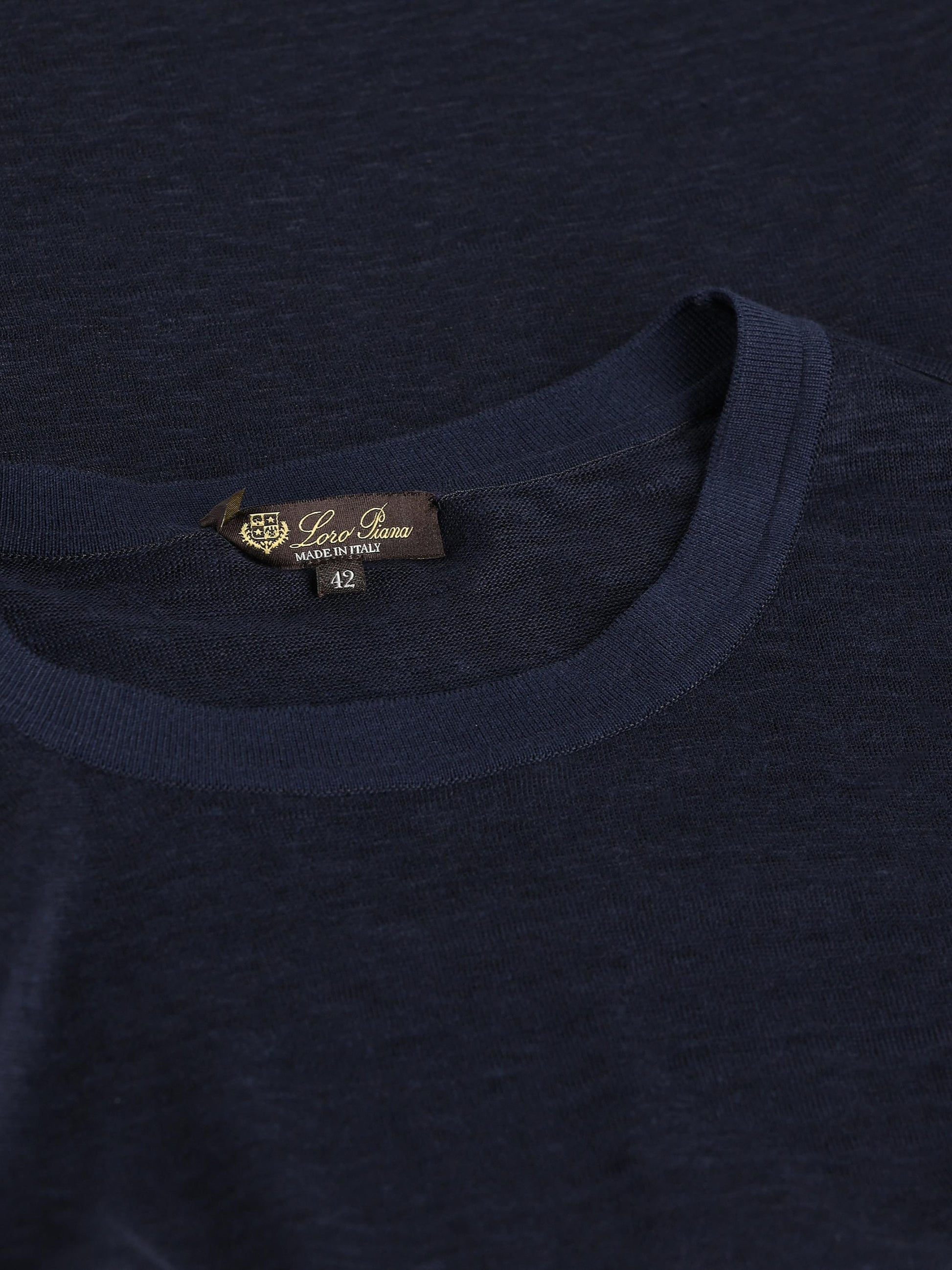 T-Shirt realizzata in lino. FAM8107 W000 LORO PIANA 