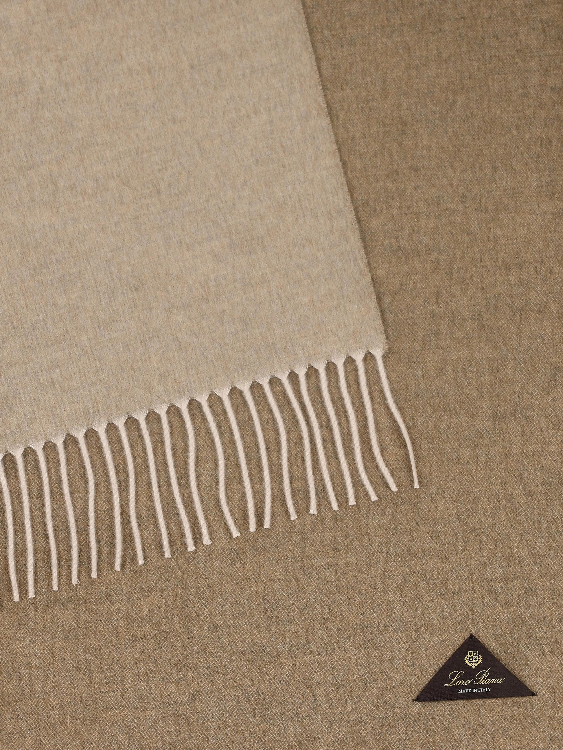 Stola in cashmere. FAO4316 C04N LORO PIANA 