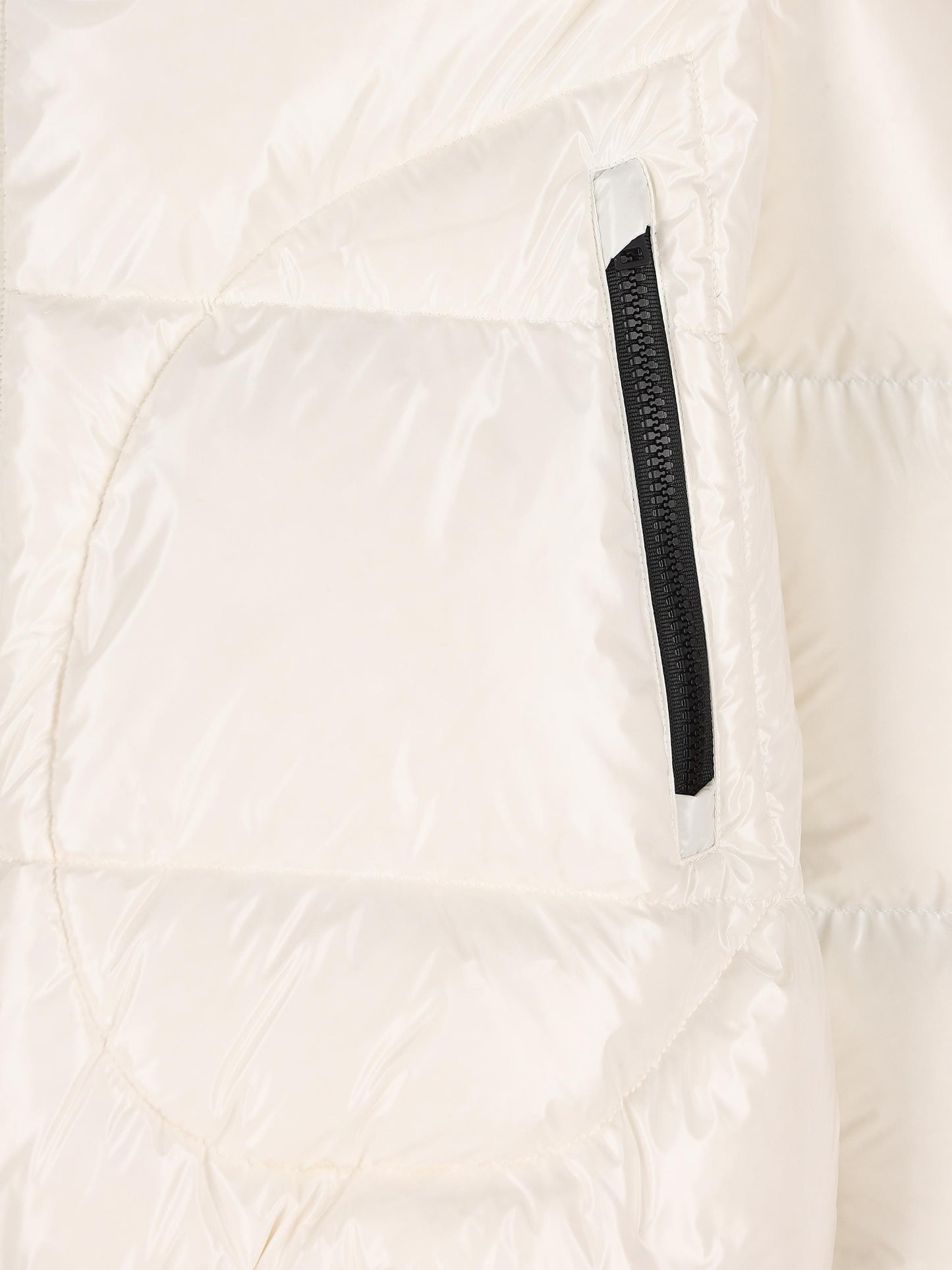 Piumino corto effetto lucido con cappuccio PI001133U 12220Z1000 HERNO 