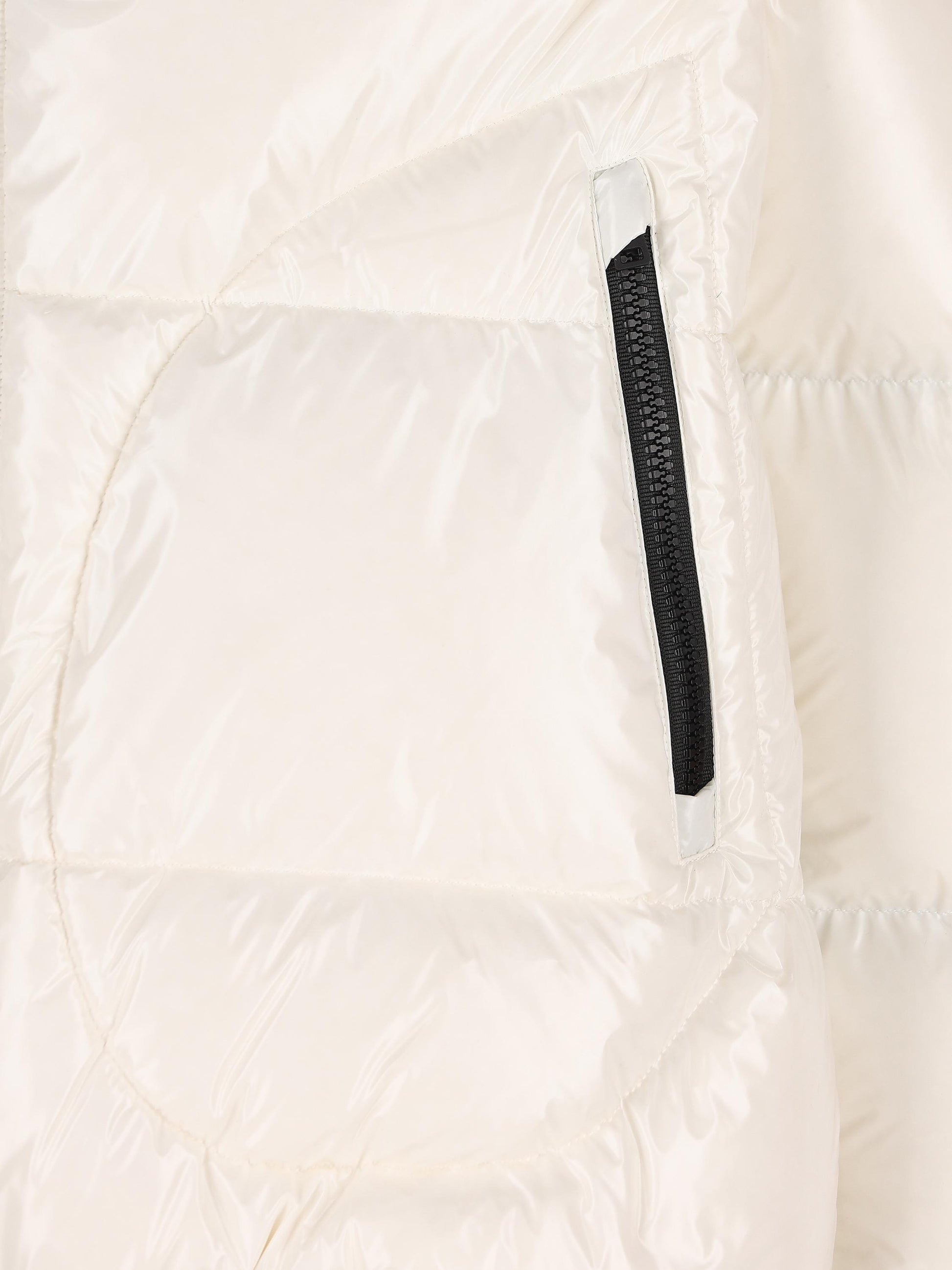 Piumino corto effetto lucido con cappuccio PI001133U 12220Z1000 HERNO 