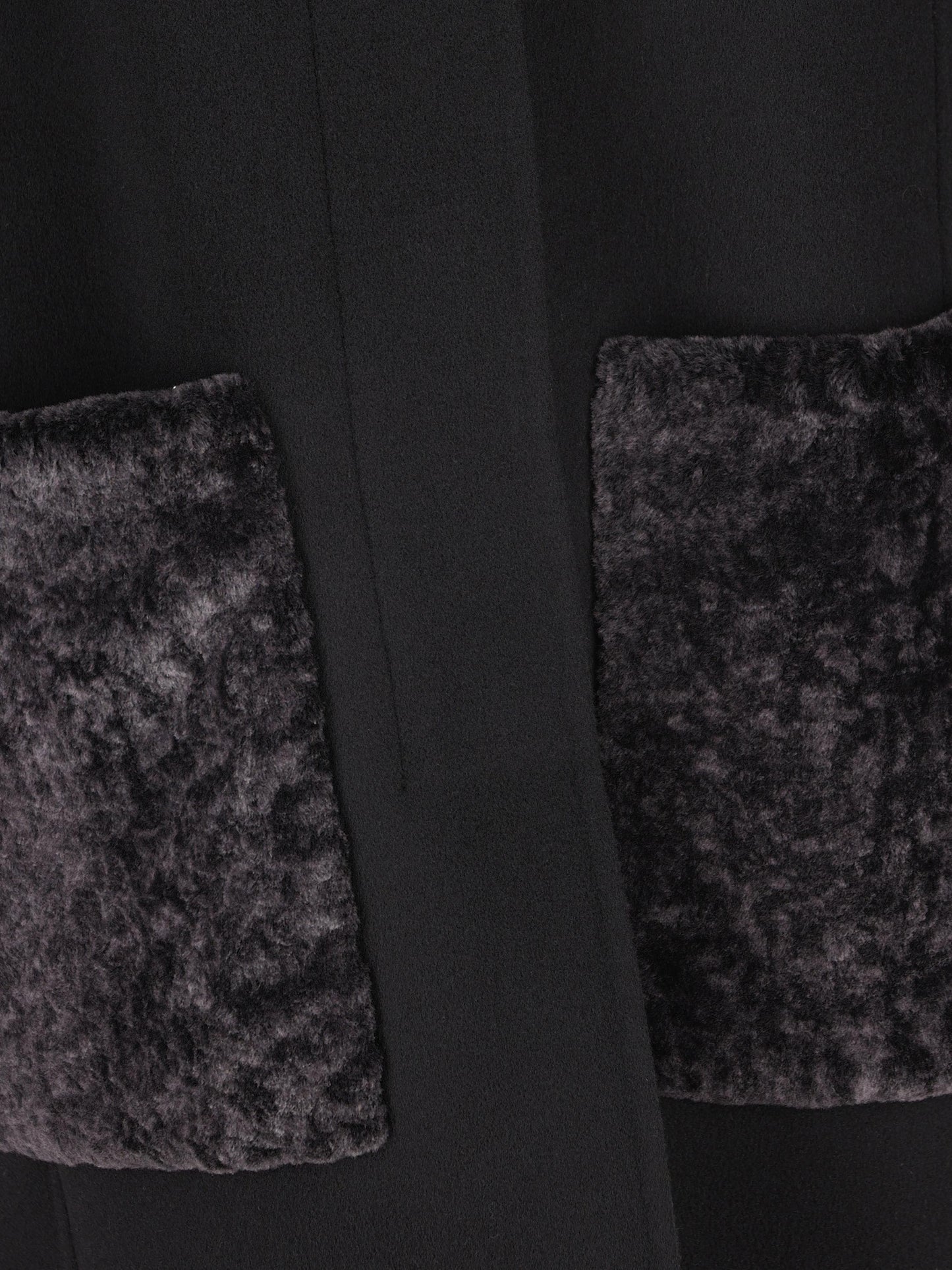 Cappotto realizzato in lana vergine. FF6165 A5HDF1FL8 FENDI 