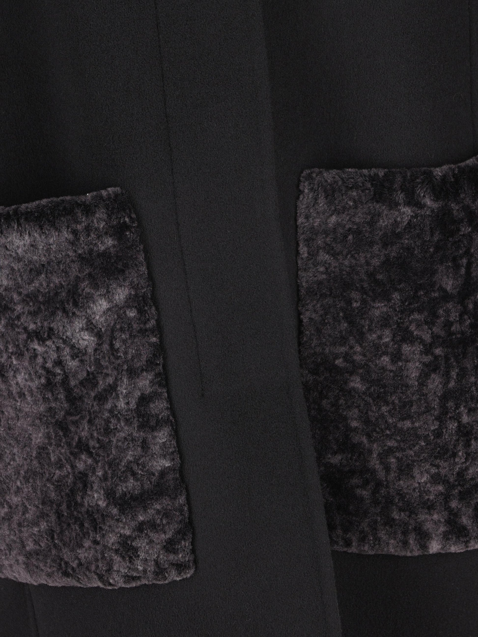 Cappotto realizzato in lana vergine. FF6165 A5HDF1FL8 FENDI 