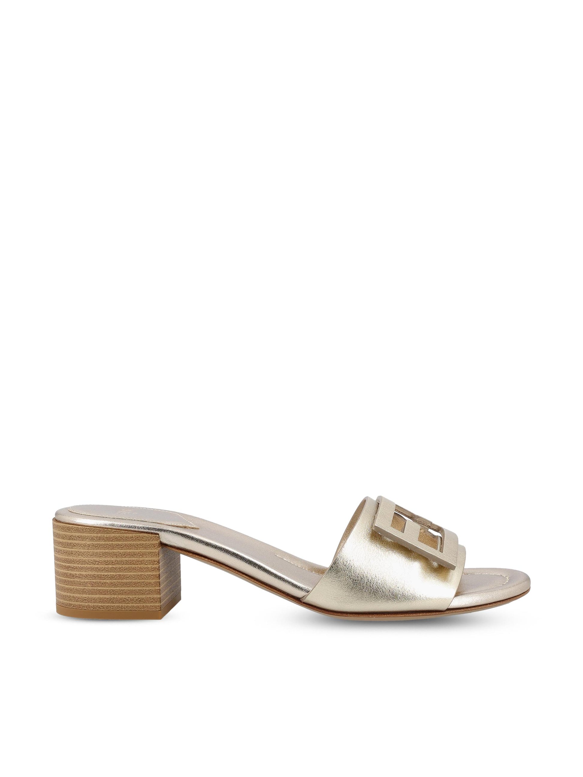 Slide realizzate in pelle di vitello. 8R8862 AY1RF0VF1 FENDI 