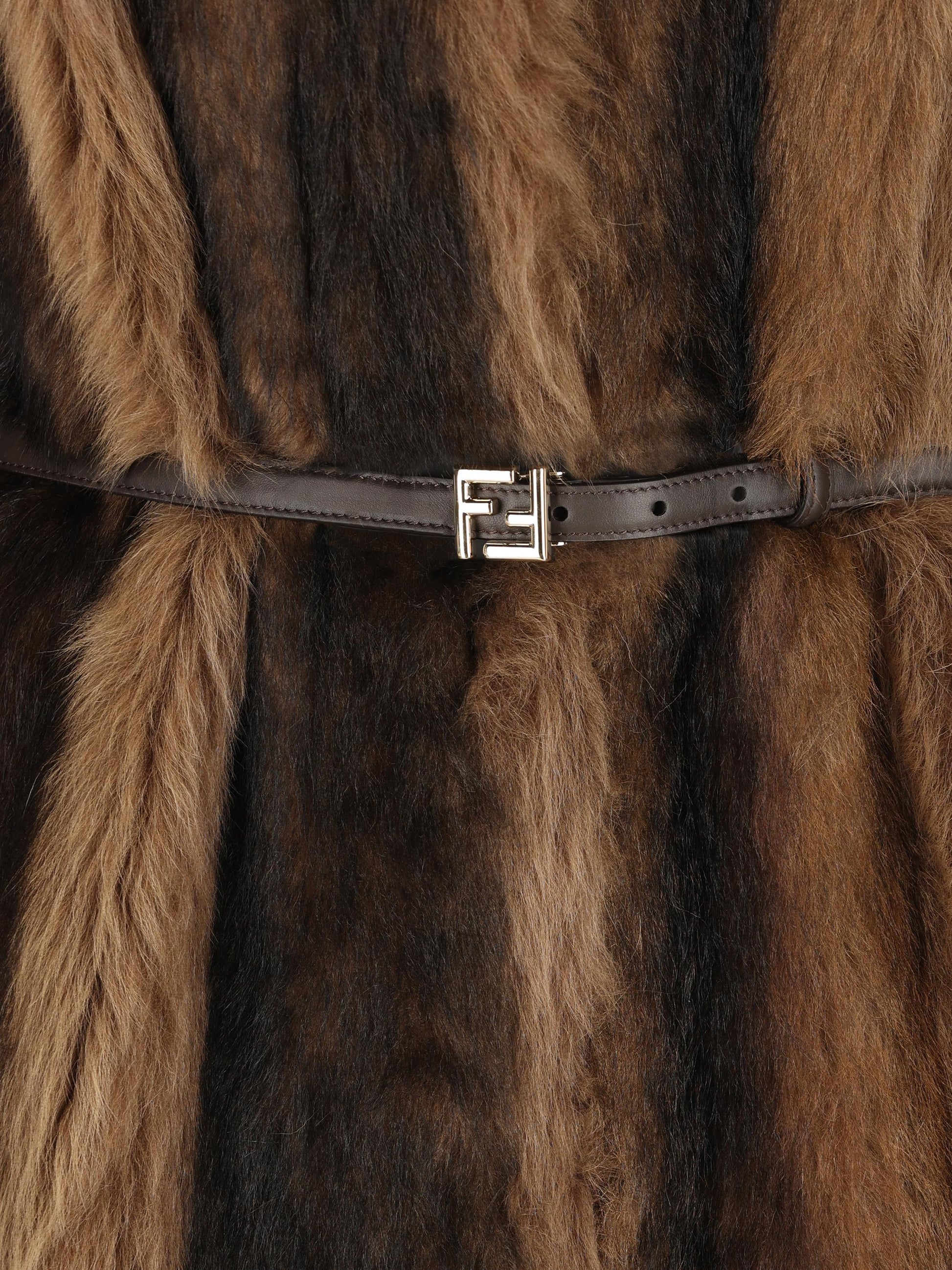 Cappotto realizzato in pelliccia di agnello. FM5421 AOP4F0UBY FENDI 