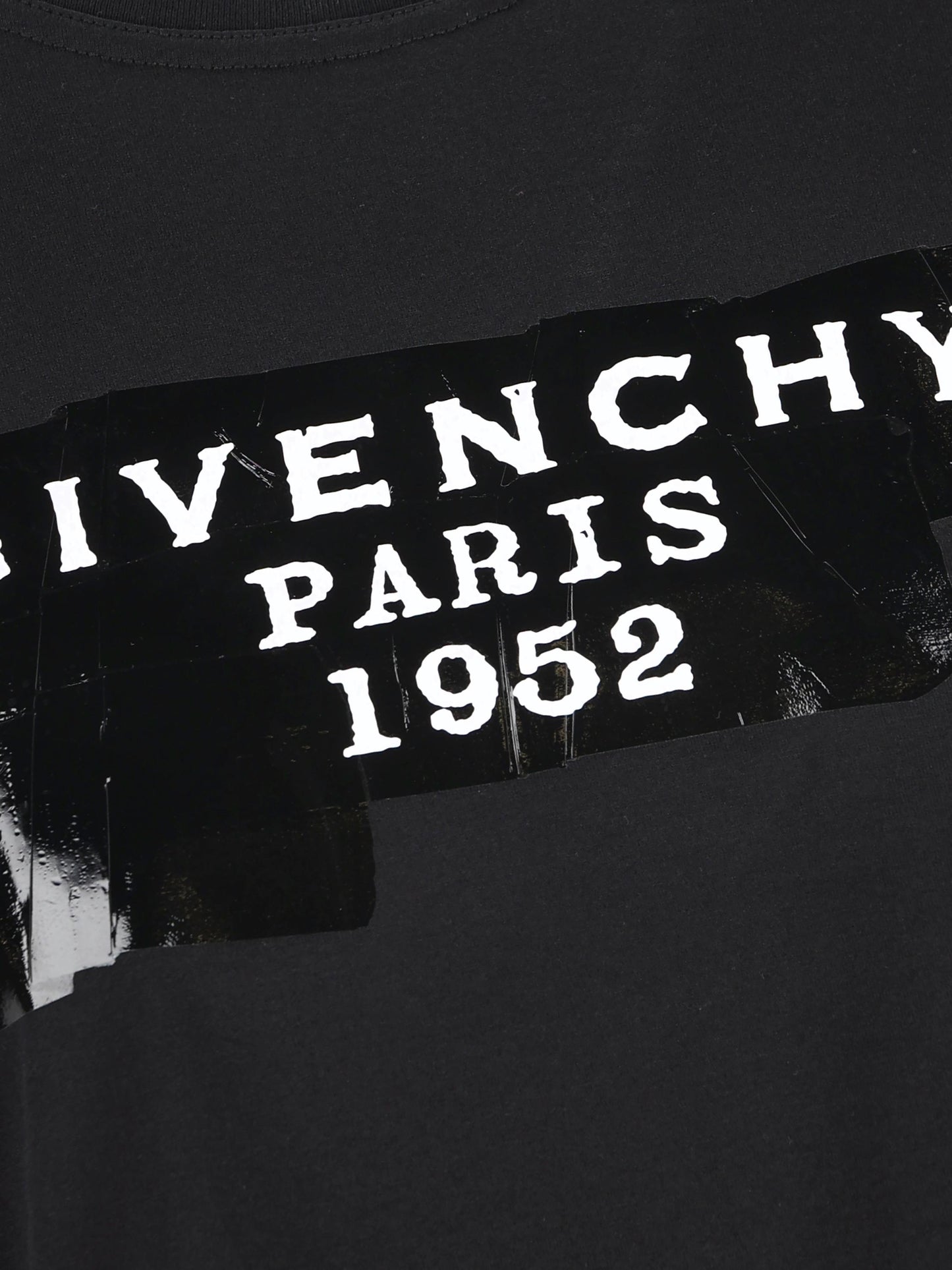T-Shirt realizzata in cotone. BW70FJP78U 001 GIVENCHY 